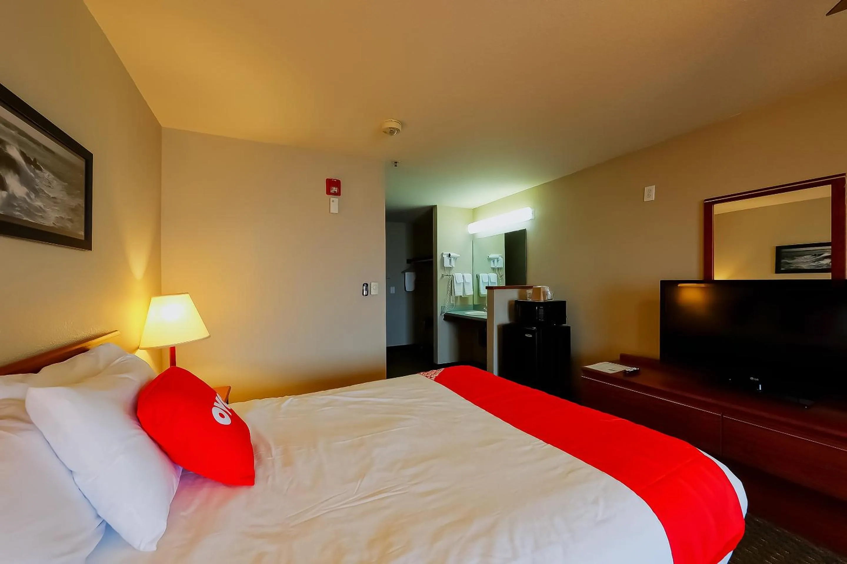 Bedroom, Bed in Siletz Bay Beachfront Hotel by OYO Lincoln City