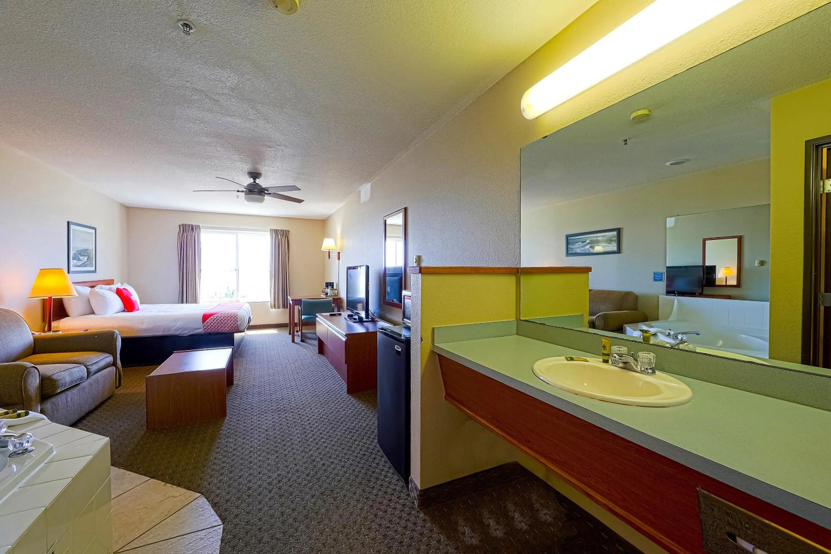 Bedroom, Bed in Siletz Bay Beachfront Hotel by OYO Lincoln City