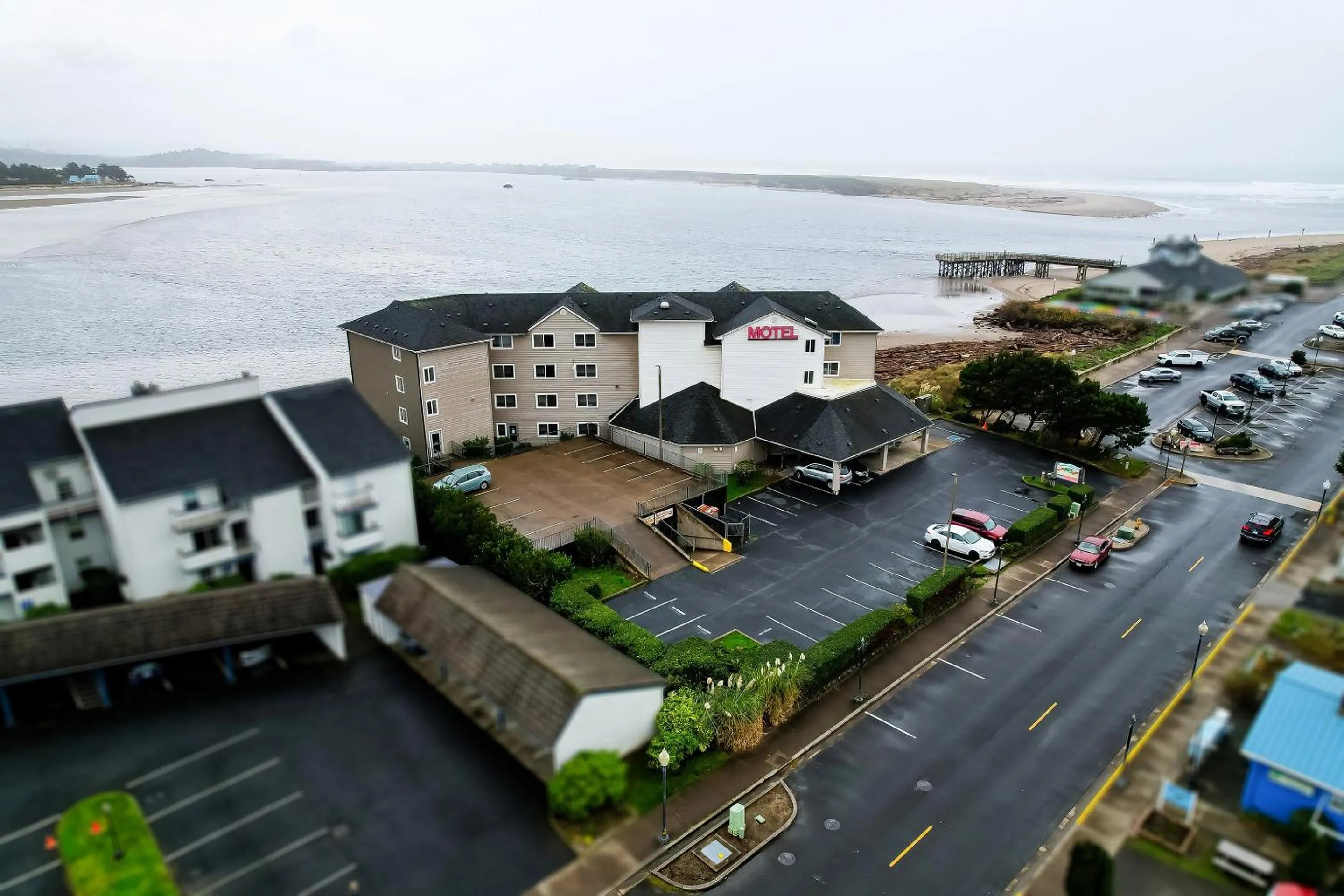Facade/entrance in Siletz Bay Beachfront Hotel by OYO Lincoln City