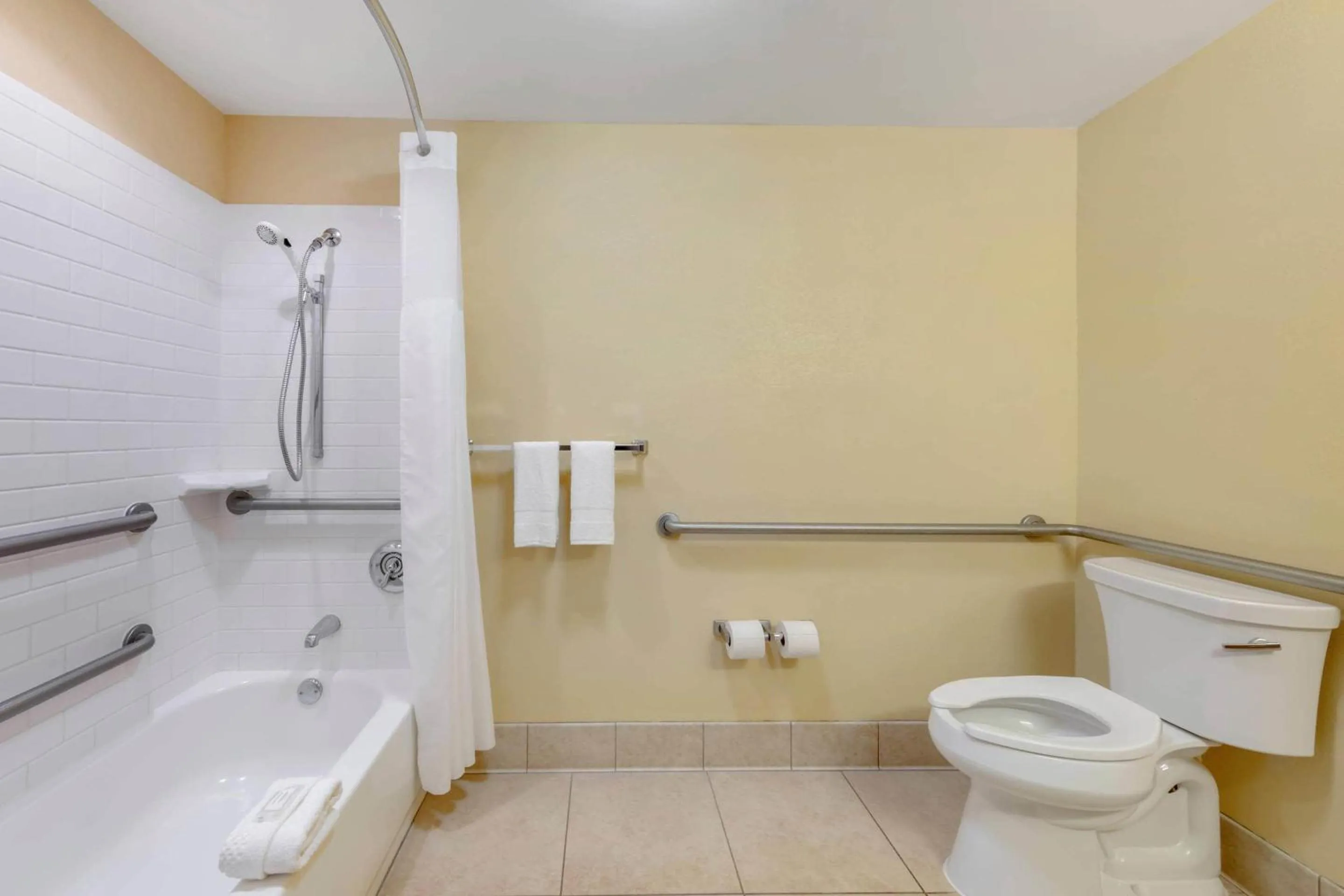 Bedroom in Clarion Hotel Anaheim Resort