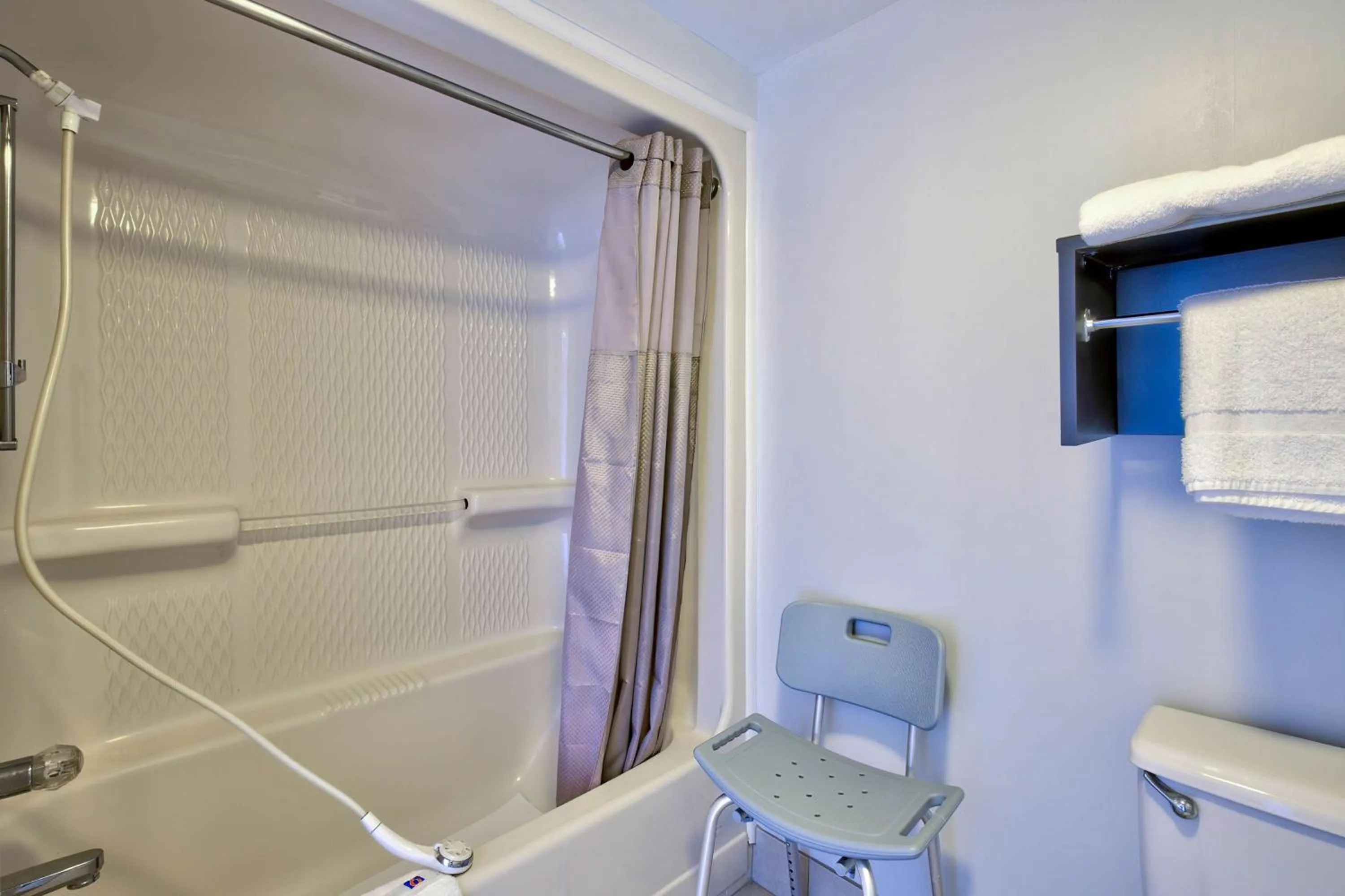 Bedroom in Motel 6-Ashland, VA