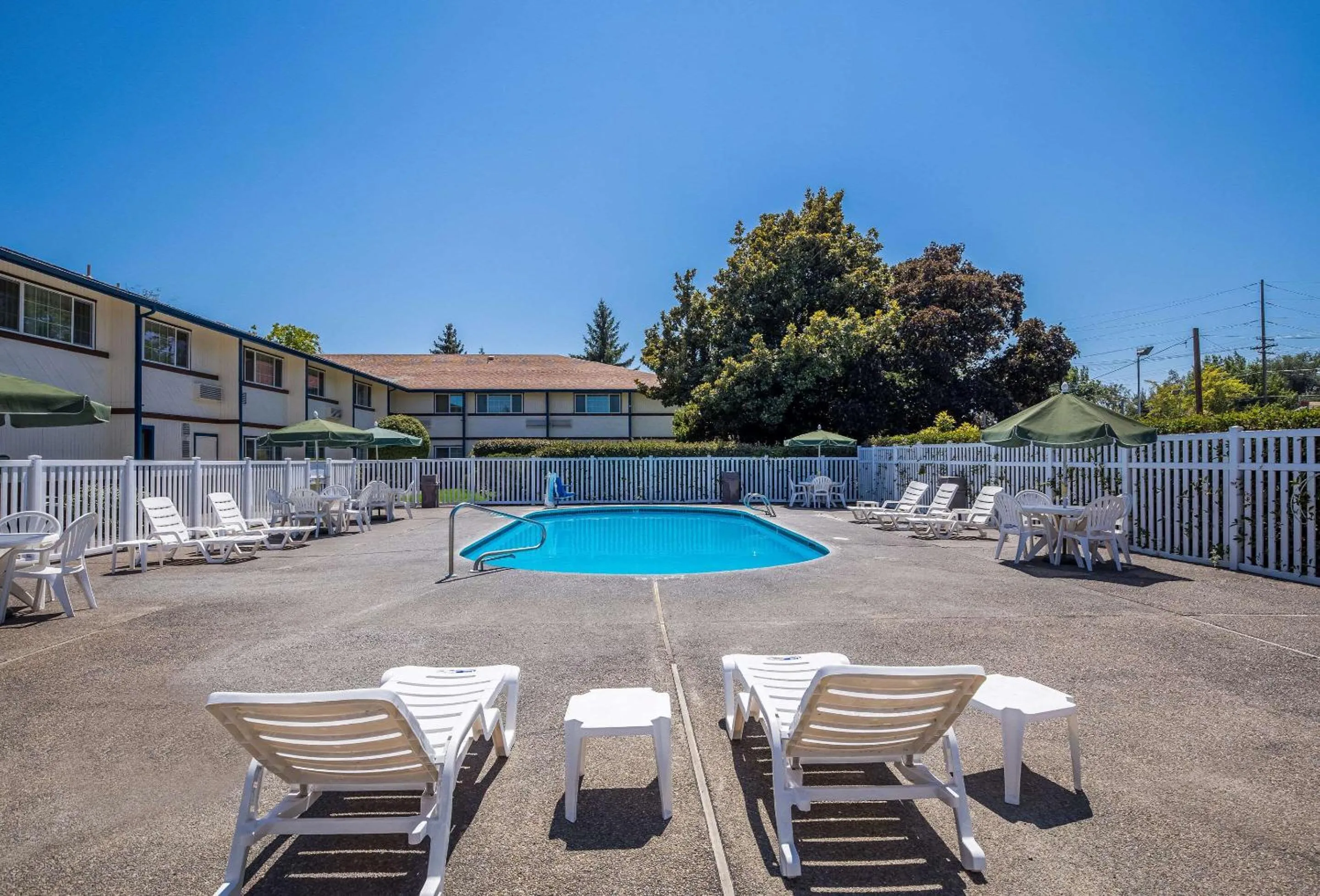 Swimming pool in Quality Inn & Suites Medford Airport