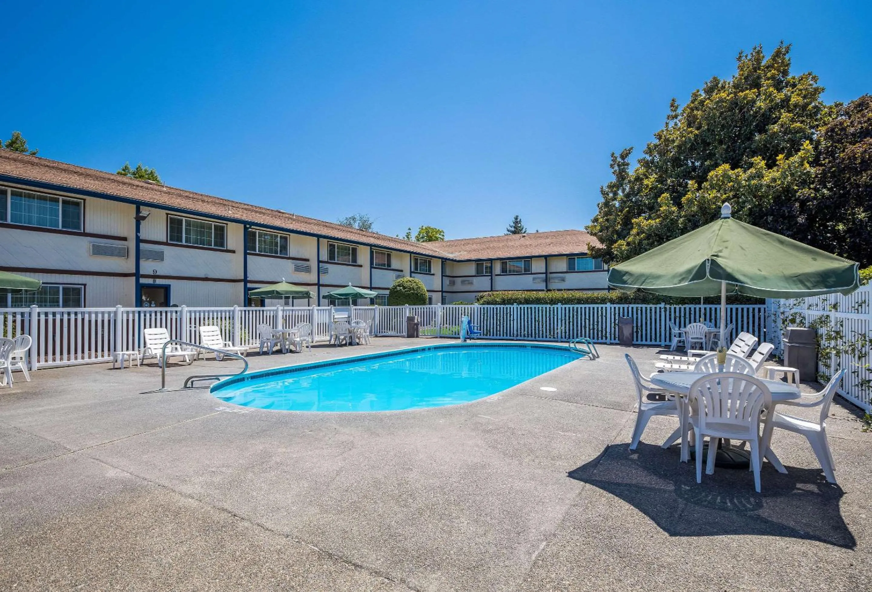 Swimming pool in Quality Inn & Suites Medford Airport
