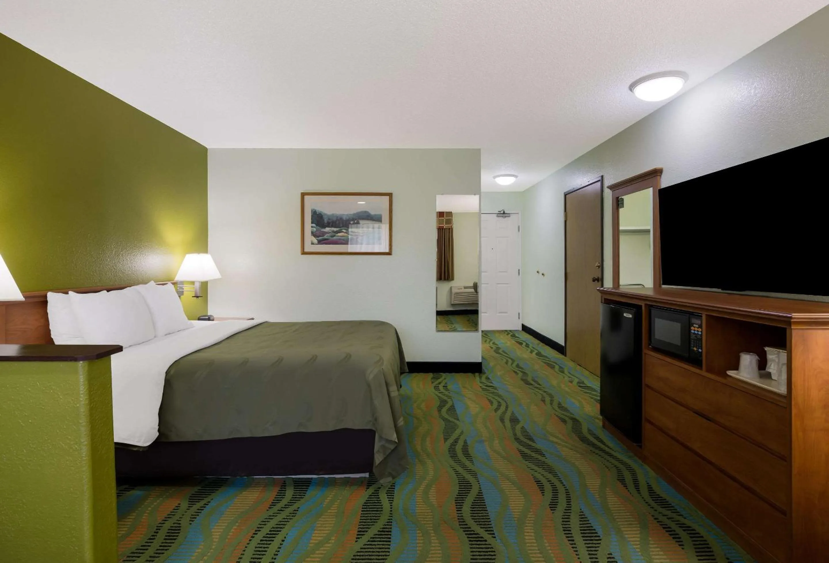Bedroom, Bed in Quality Inn & Suites Medford Airport