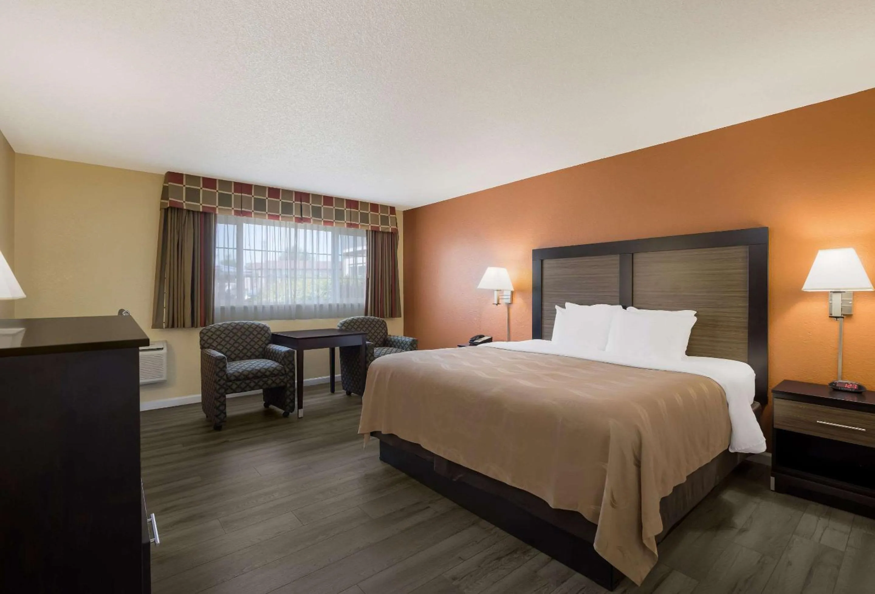 Bedroom, Bed in Quality Inn & Suites Medford Airport