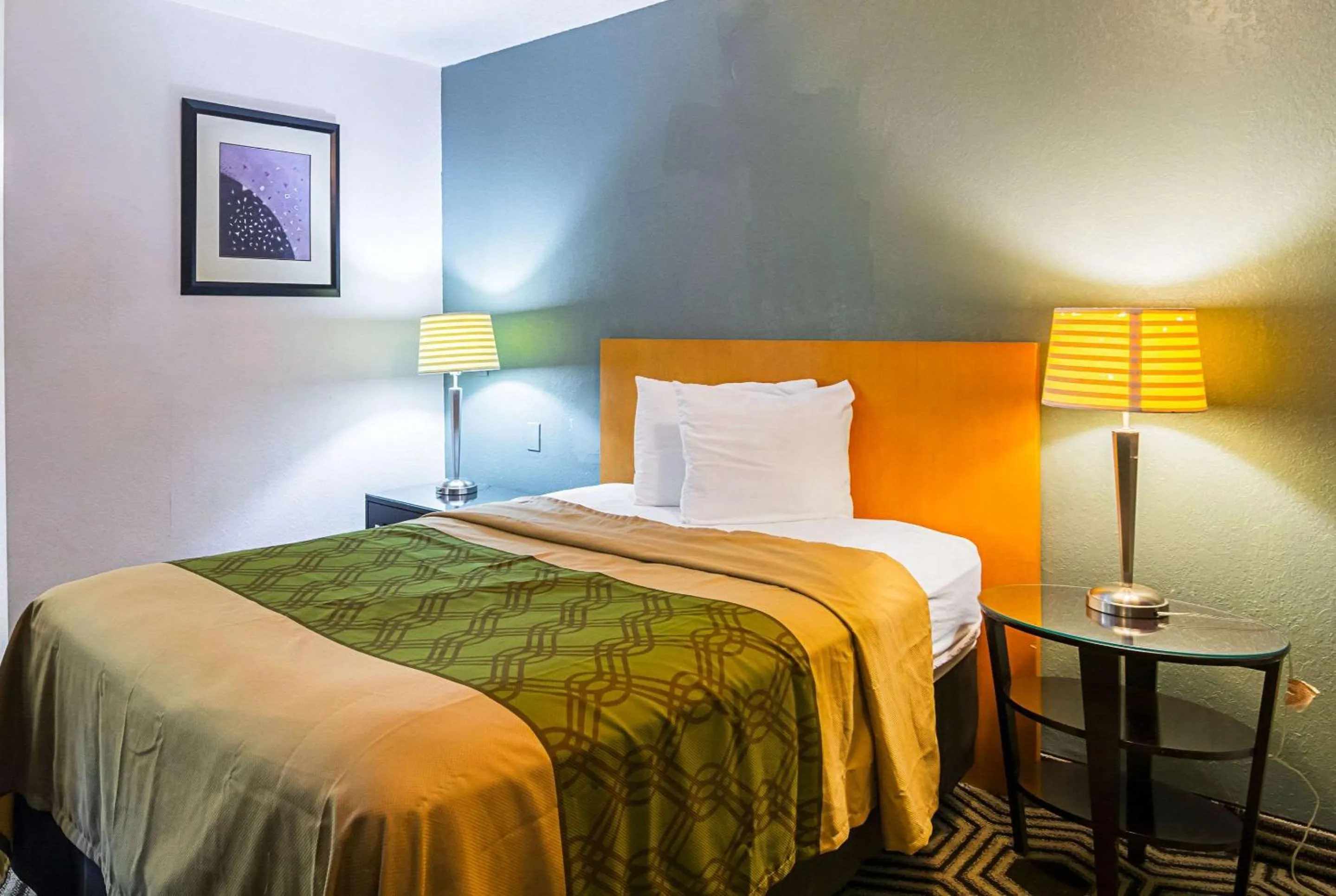 Photo of the whole room, Bed in Econo Lodge South Holland - Chicago Southland