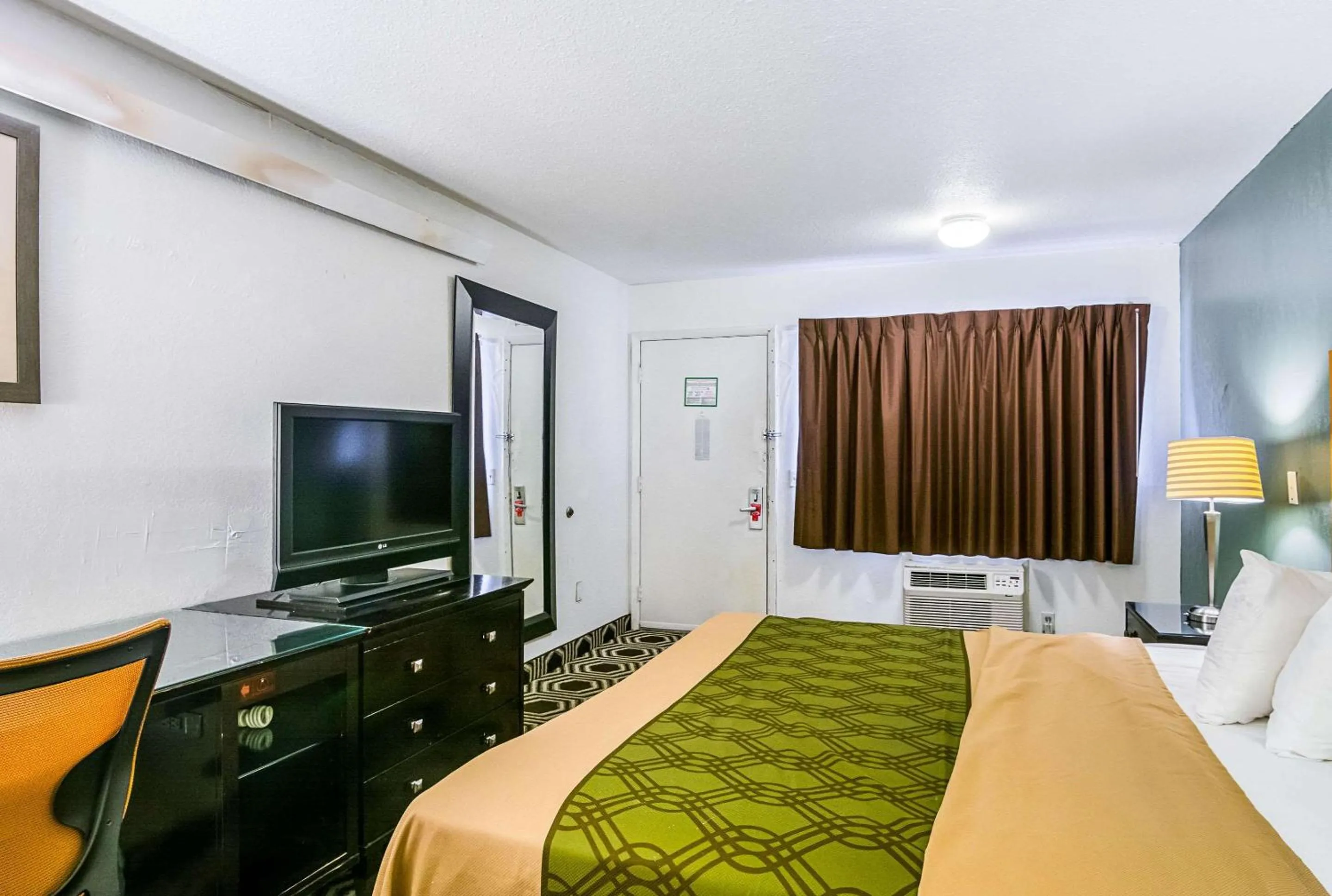 Photo of the whole room, Bed in Econo Lodge South Holland - Chicago Southland