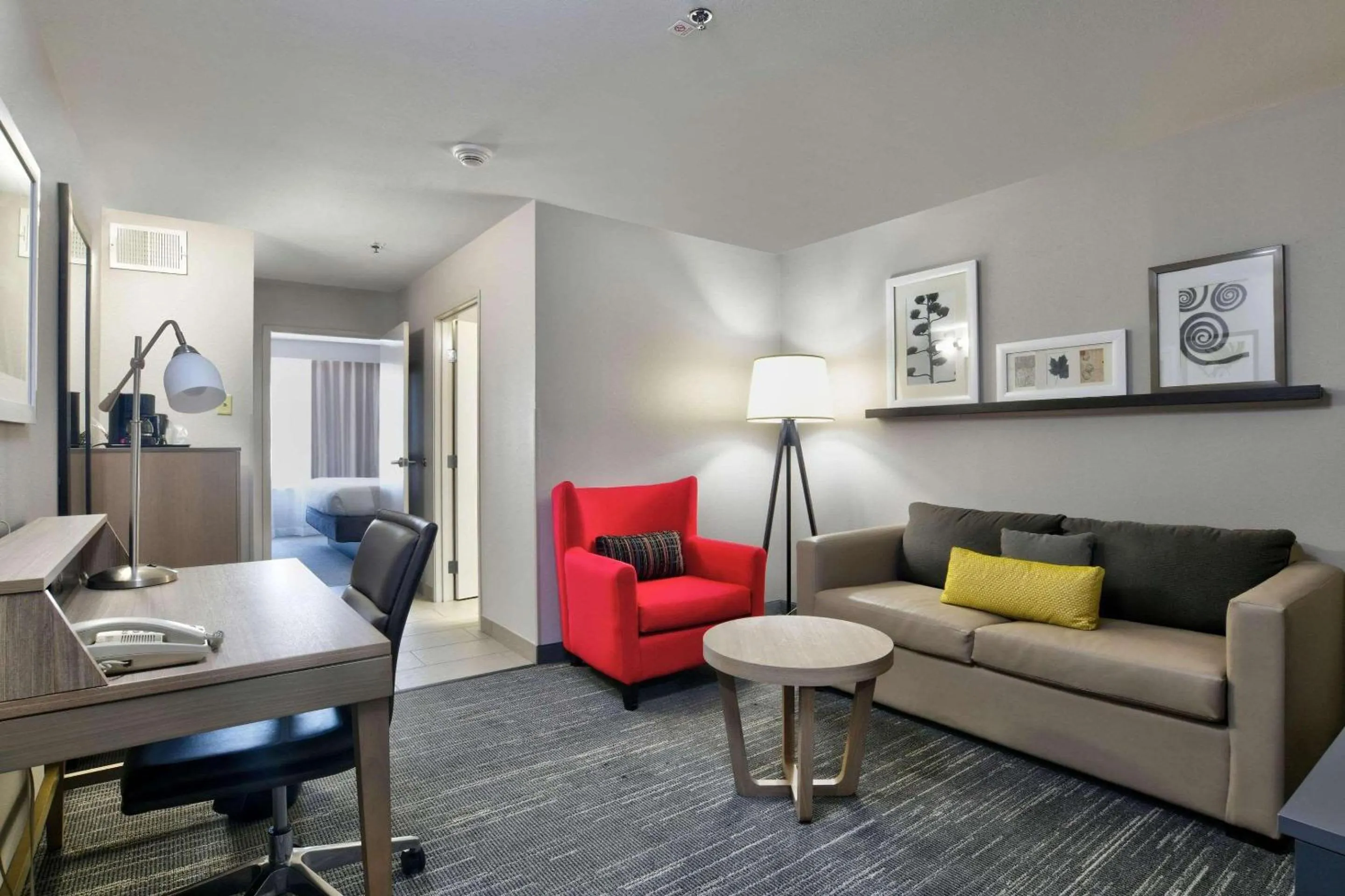 Living room in Country Inn & Suites by Radisson, Oklahoma City Airport, OK