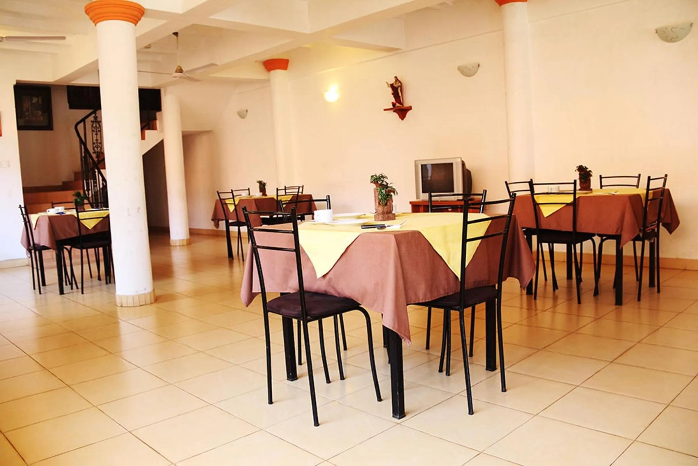 Restaurant/places to eat in Hotel Red Rose