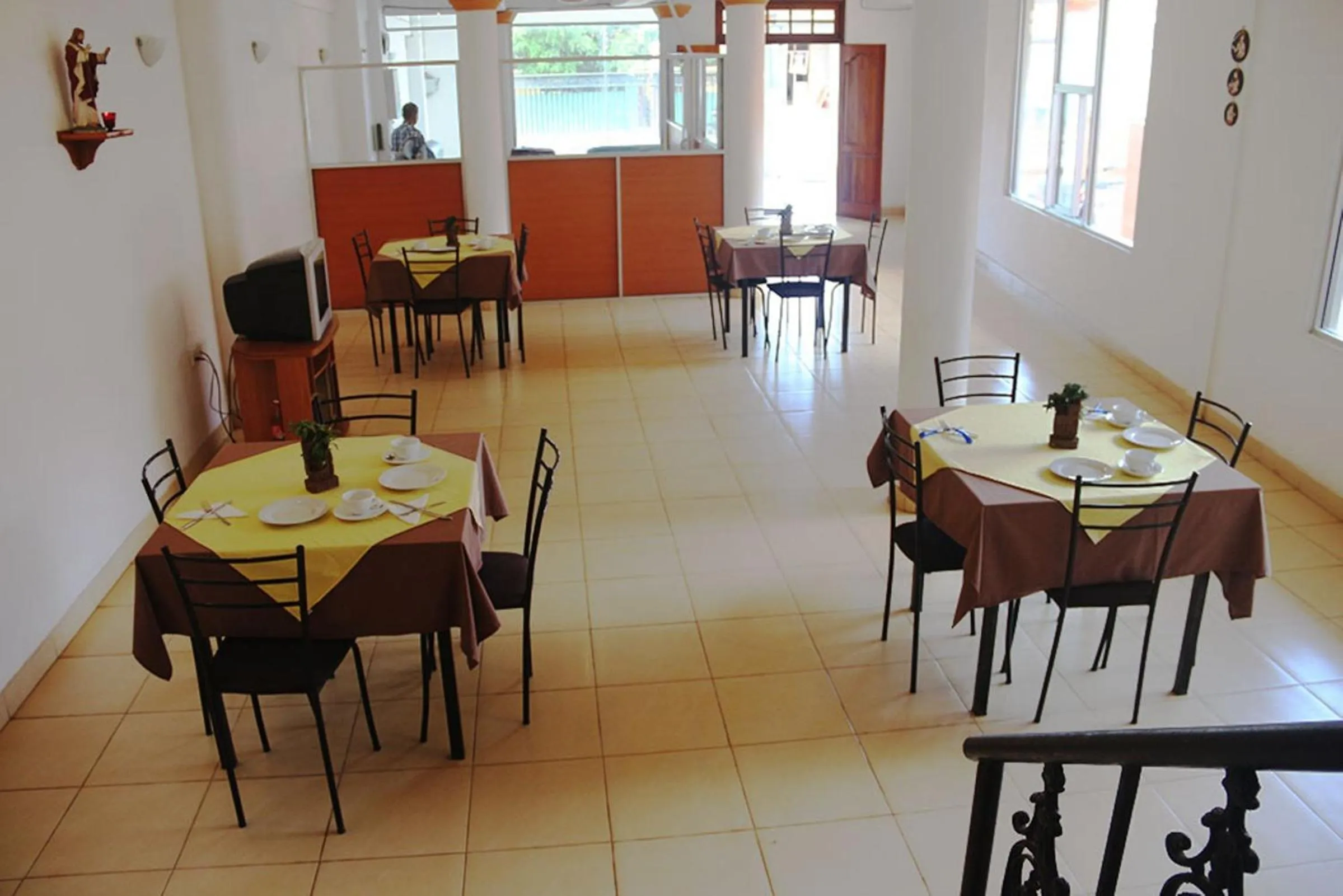 Restaurant/places to eat in Hotel Red Rose