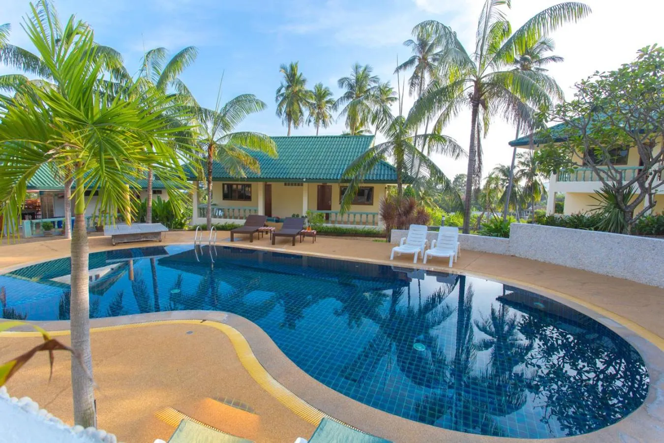 Swimming pool in Samui Reef View Resort