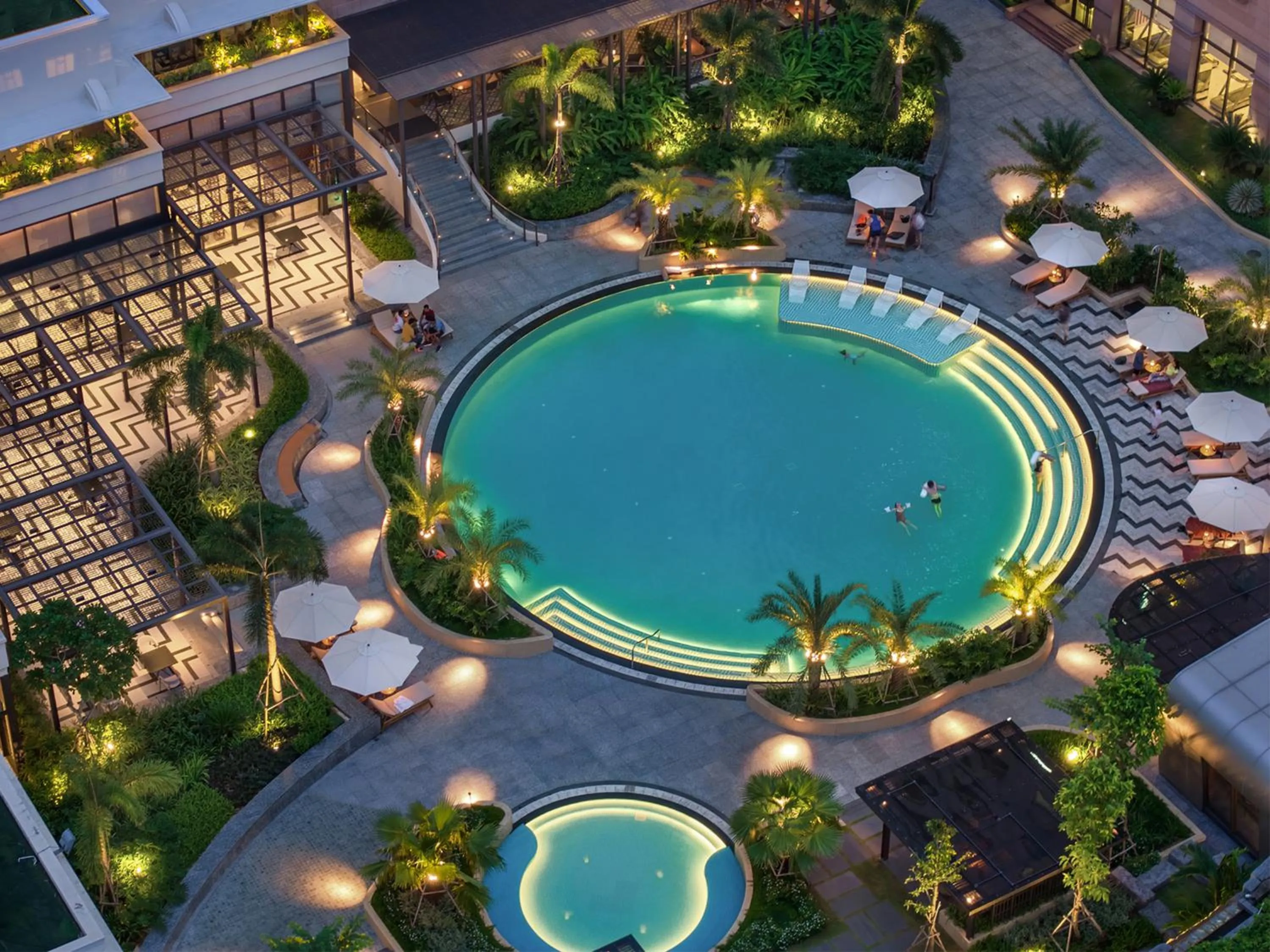 Swimming pool in Lotte Hotel Saigon