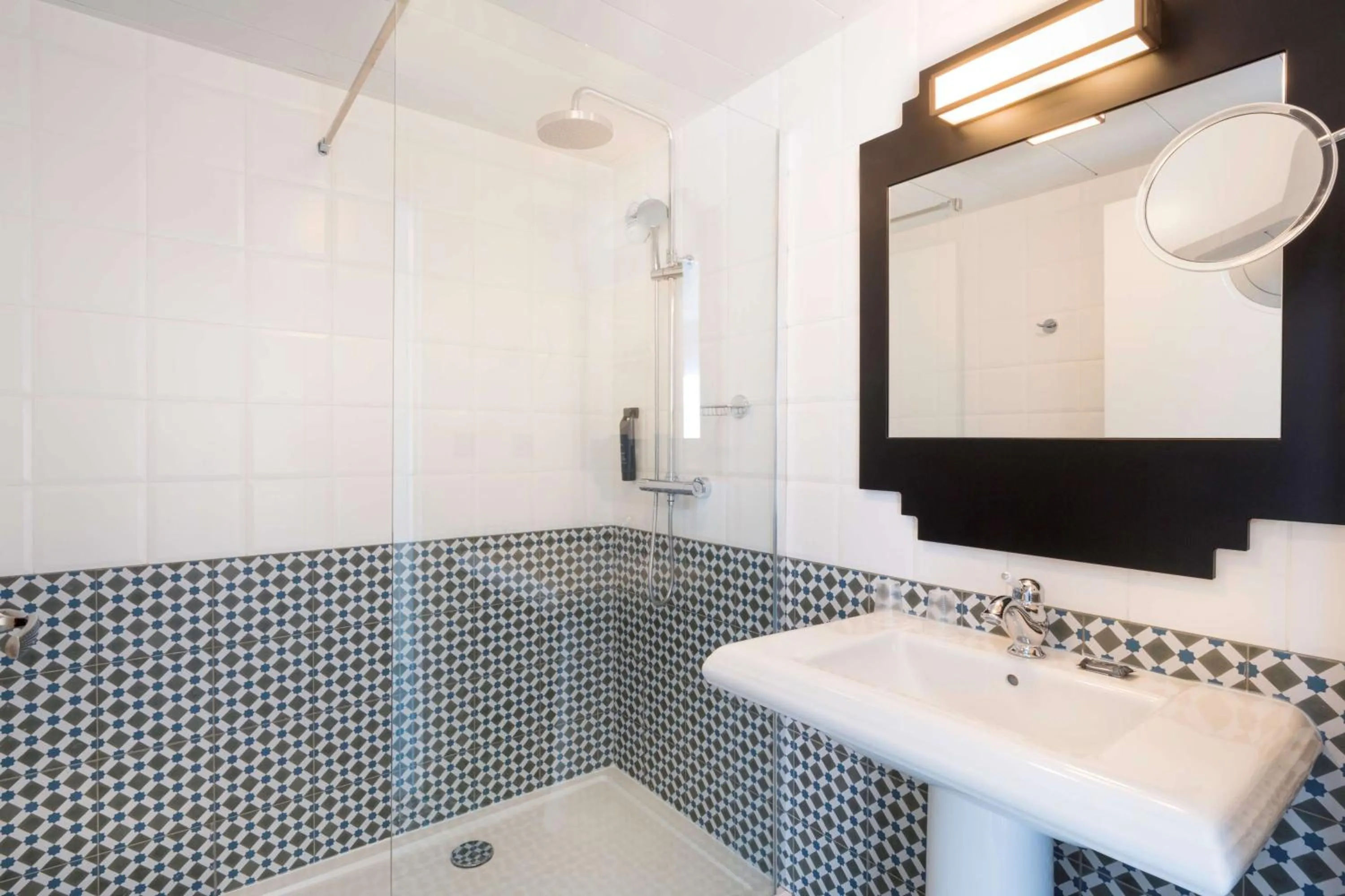 Bathroom in Best Western Hôtel Journel Saint-Laurent-du-Var Aéroport