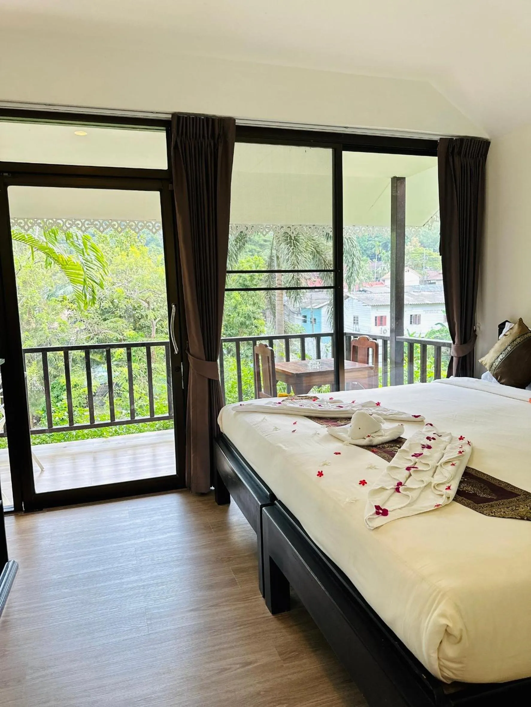 Property building, Bed in Chang Cliff Resort