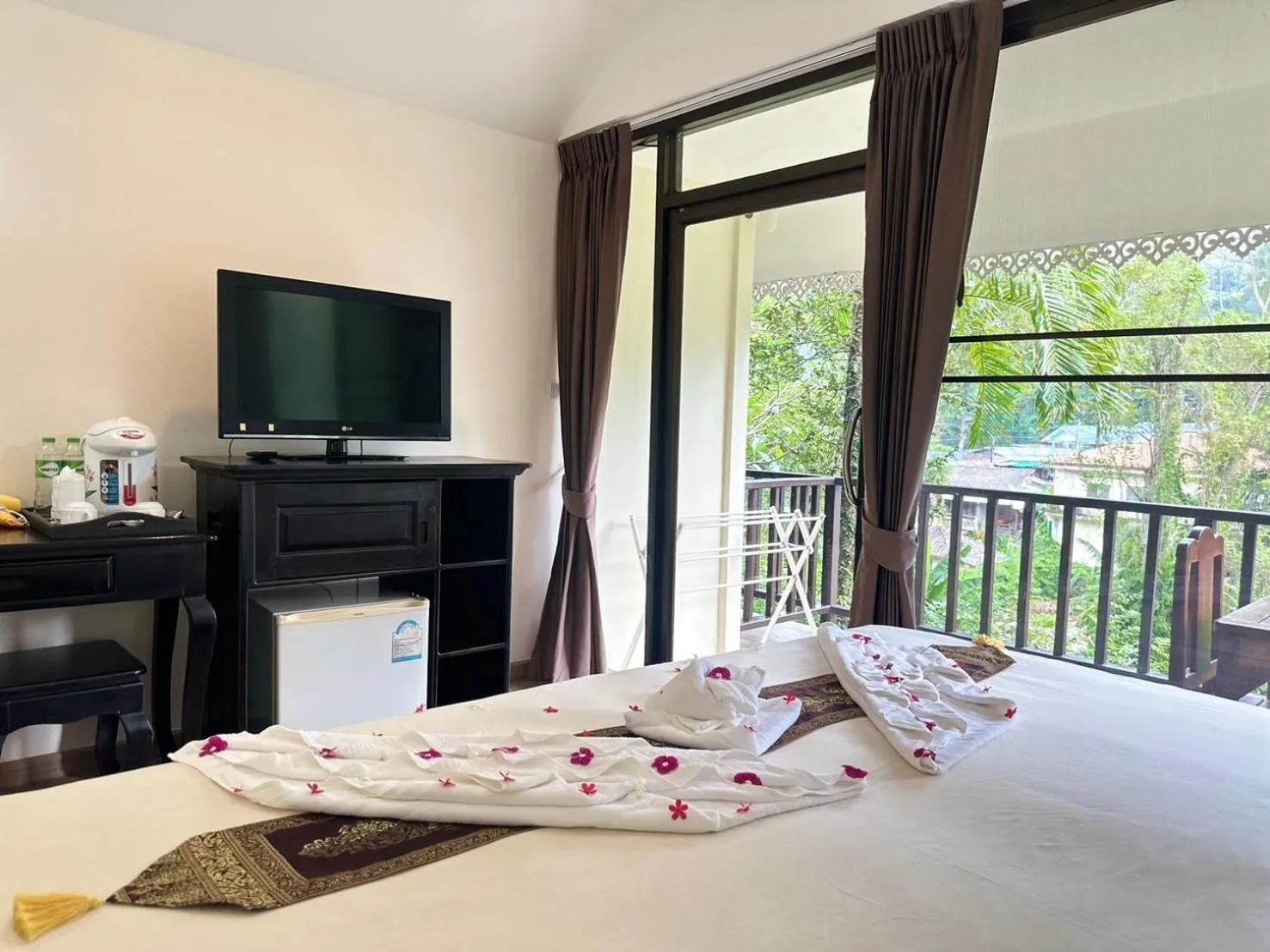 Property building, Bed in Chang Cliff Resort
