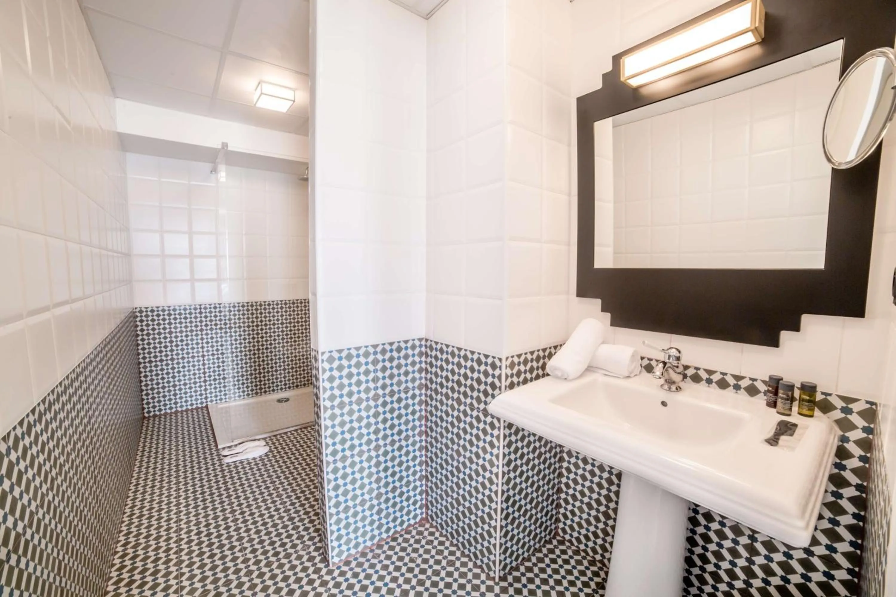 Bathroom in Best Western Hôtel Journel Antibes Juan-les-Pins