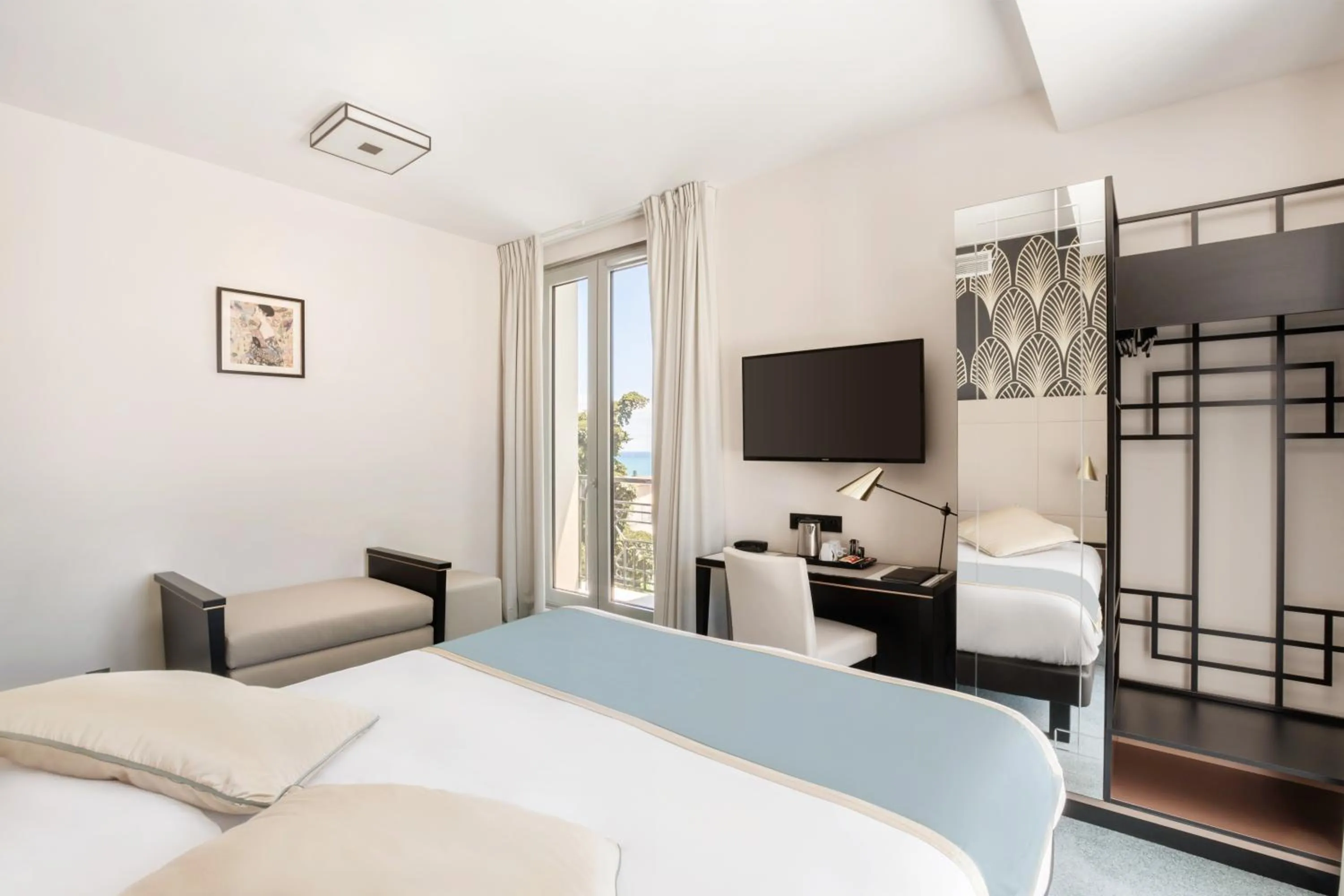 Photo of the whole room, Bed in Best Western Hôtel Journel Antibes Juan-les-Pins