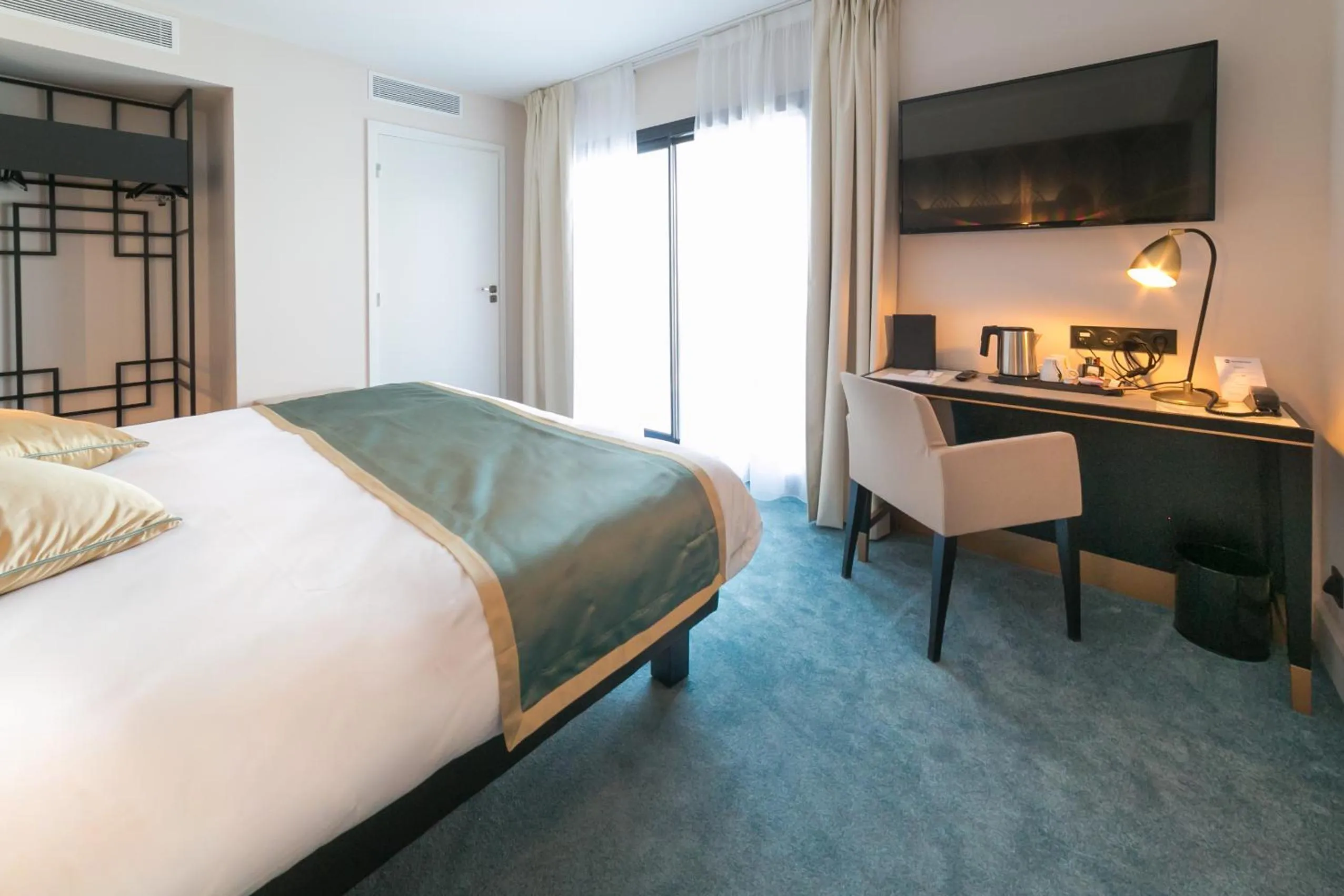 Bed in Best Western Hôtel Journel Antibes Juan-les-Pins