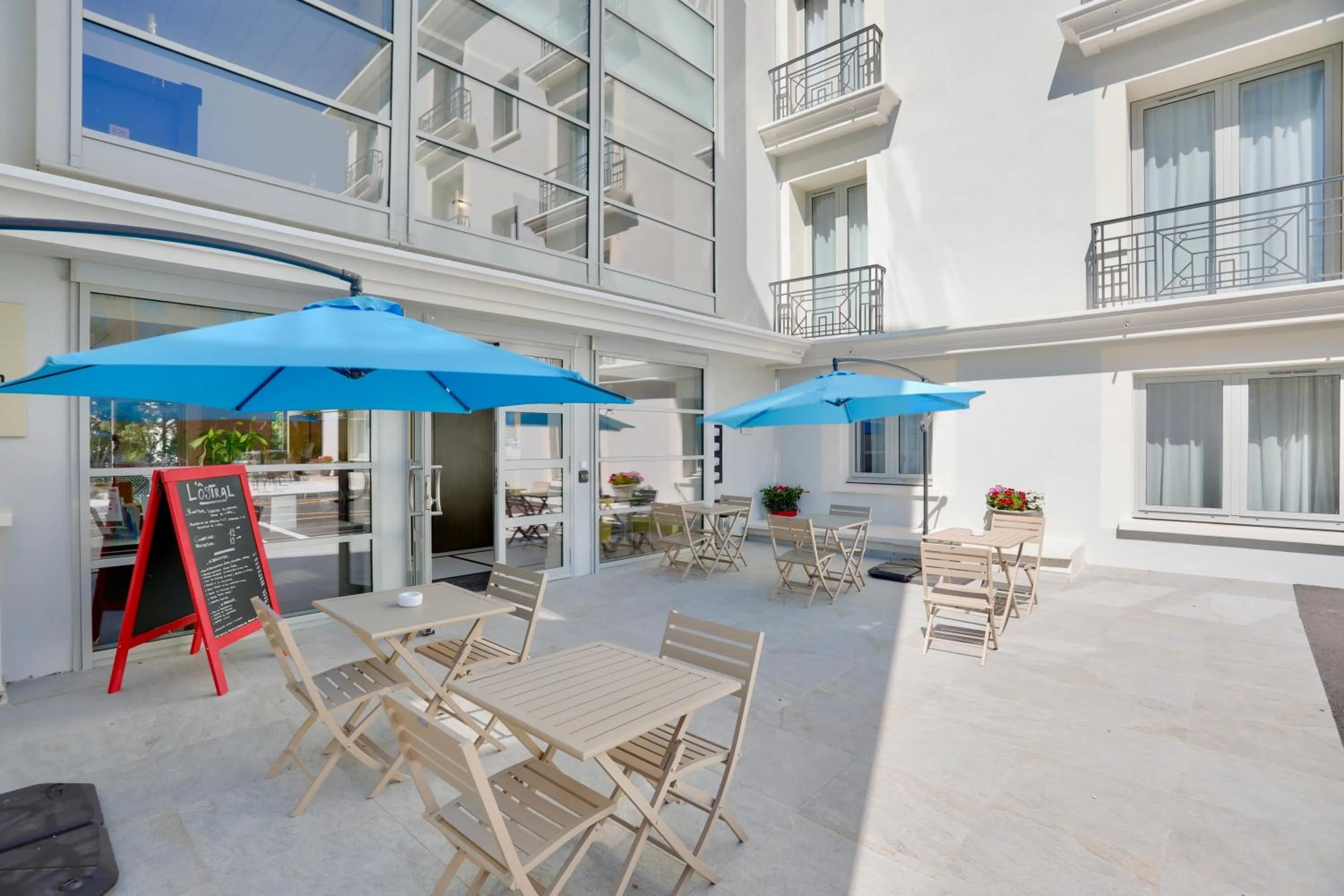 Property building in Best Western Hôtel Journel Antibes Juan-les-Pins