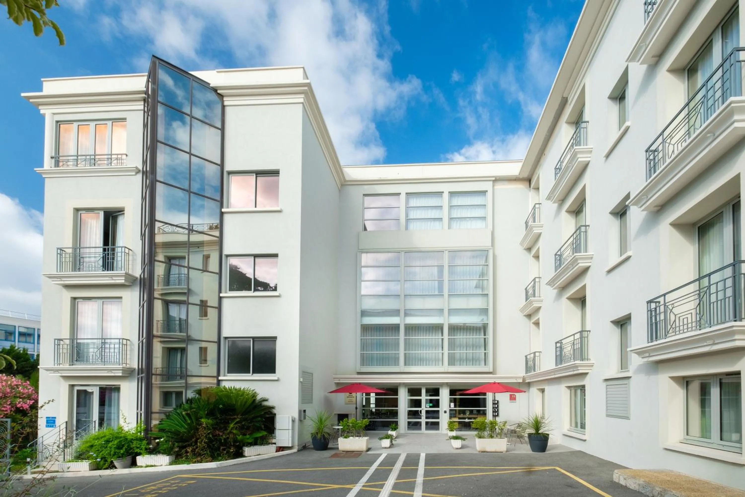 Property building in Best Western Hôtel Journel Antibes Juan-les-Pins