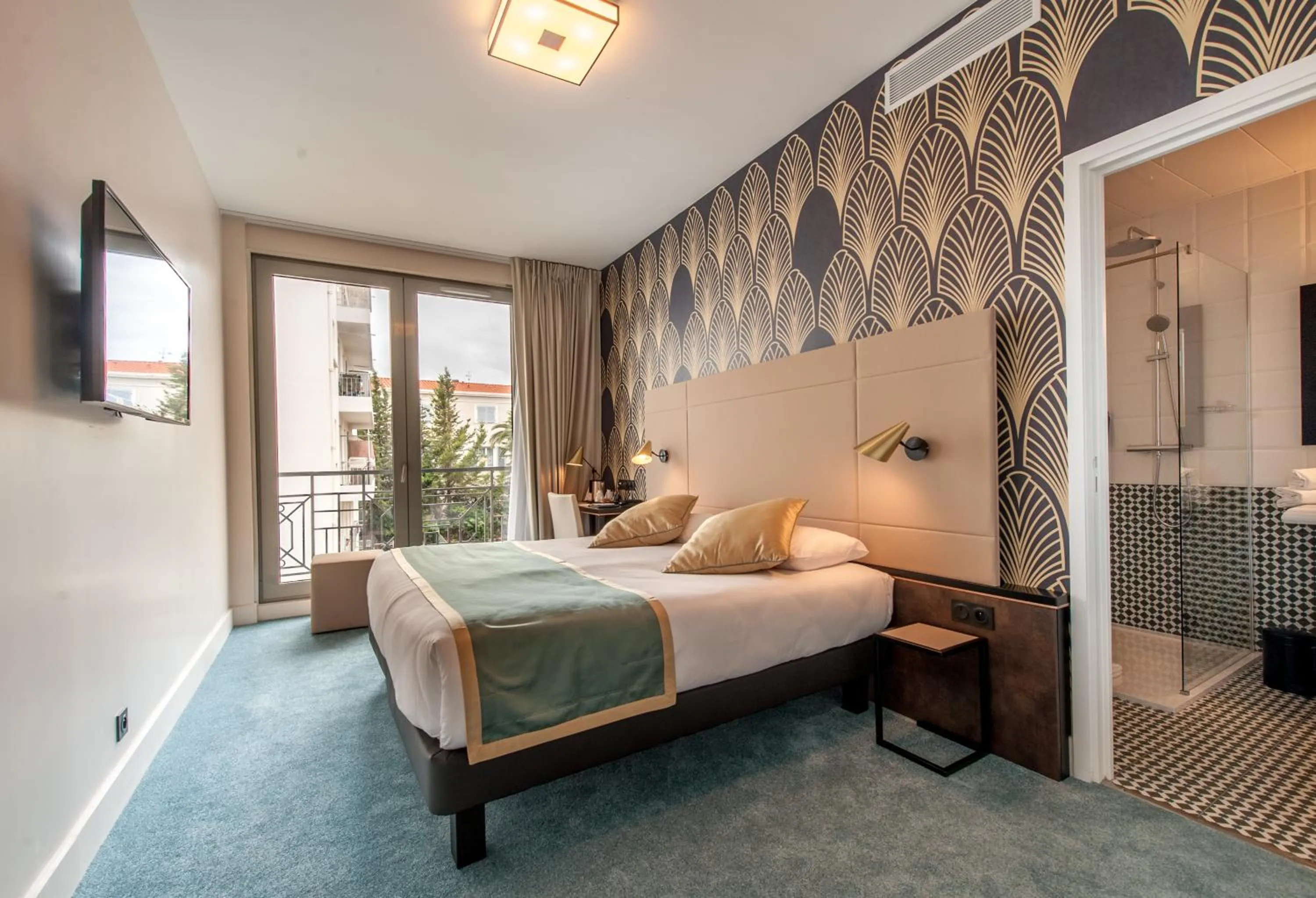 Bed in Best Western Hôtel Journel Antibes Juan-les-Pins