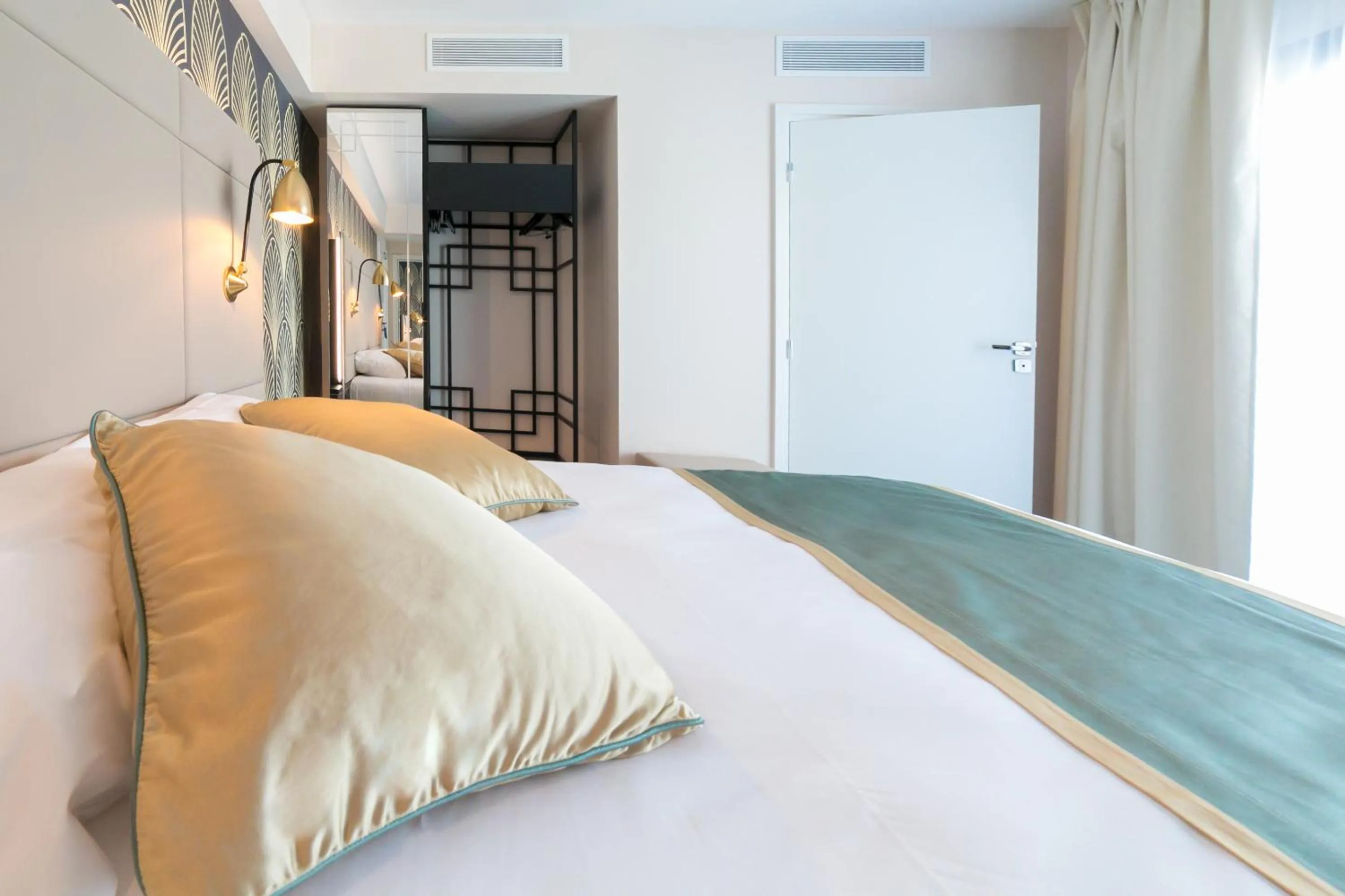 Bed in Best Western Hôtel Journel Antibes Juan-les-Pins