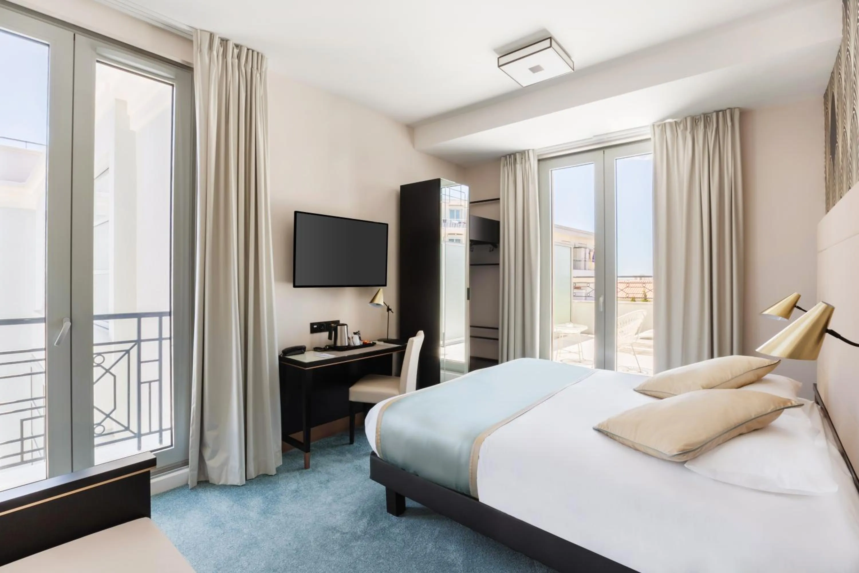 Photo of the whole room, Bed in Best Western Hôtel Journel Antibes Juan-les-Pins