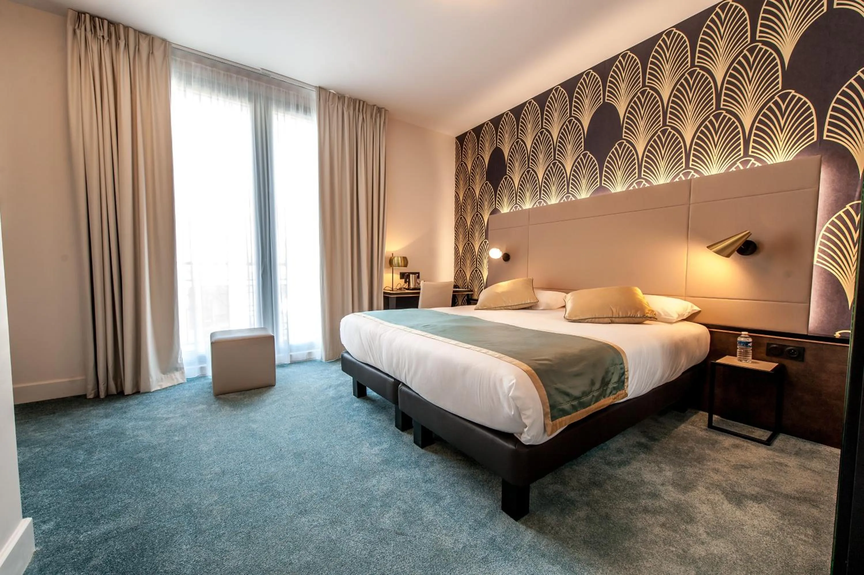 Bed in Best Western Hôtel Journel Antibes Juan-les-Pins