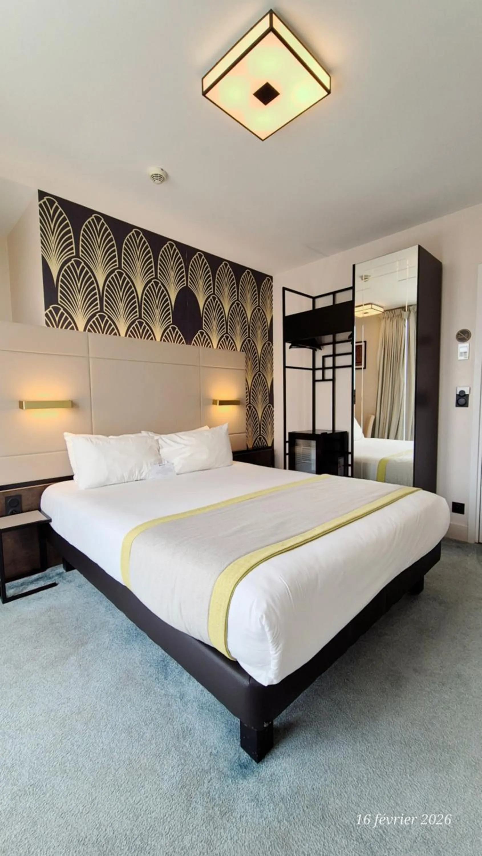 Bed in Best Western Hôtel Journel Antibes Juan-les-Pins