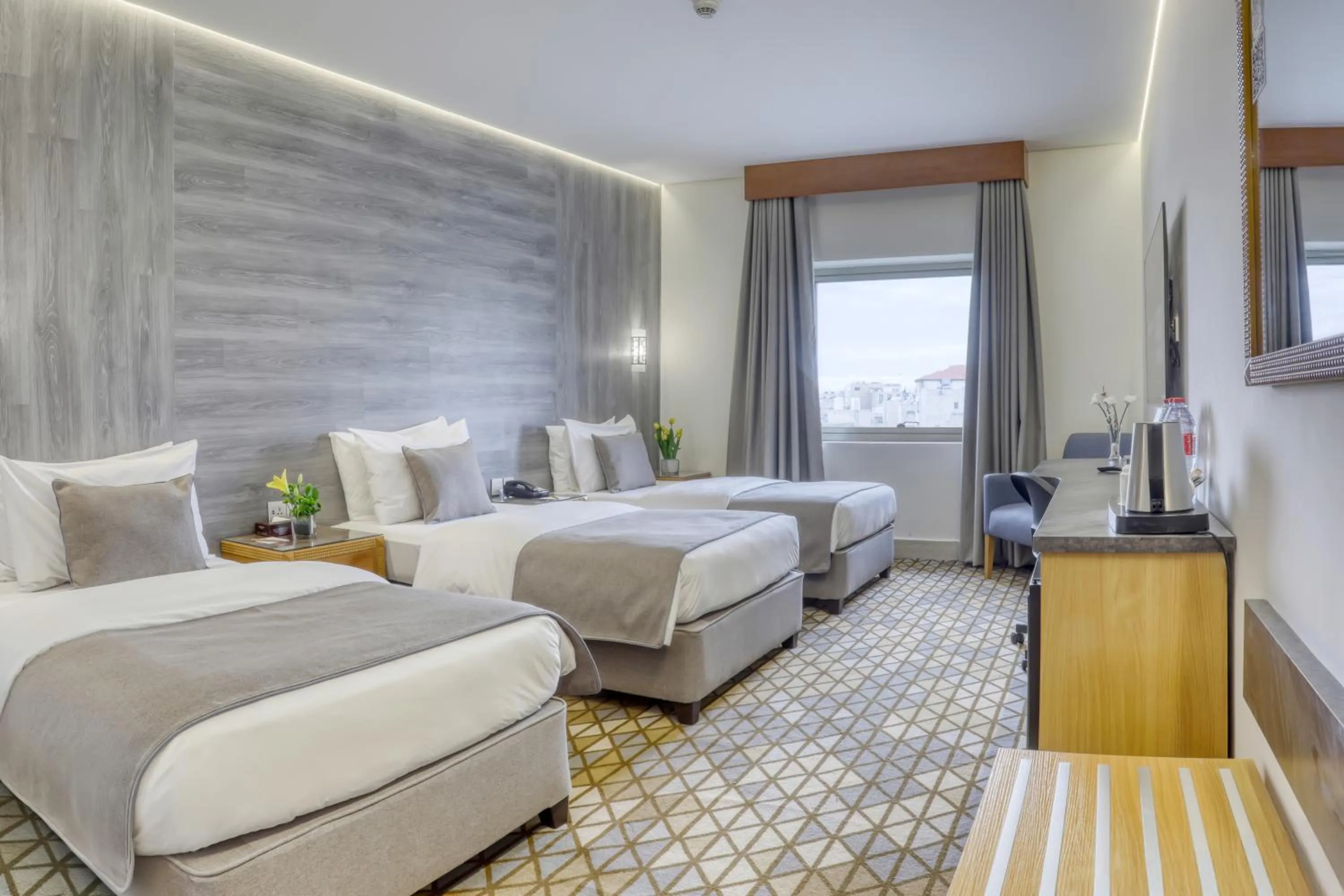 Bedroom, Bed in Geneva Hotel