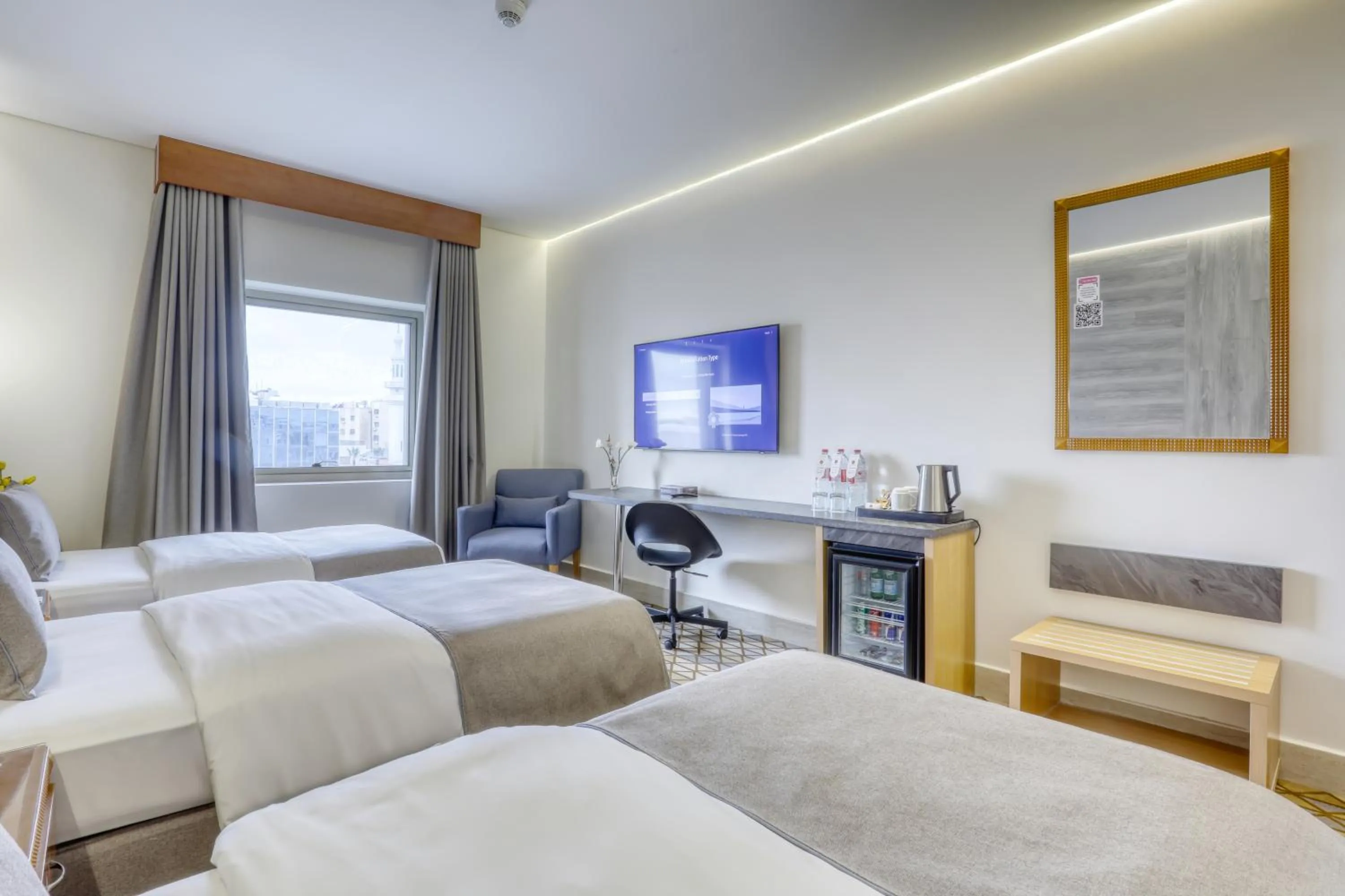 Bedroom, Bed in Geneva Hotel