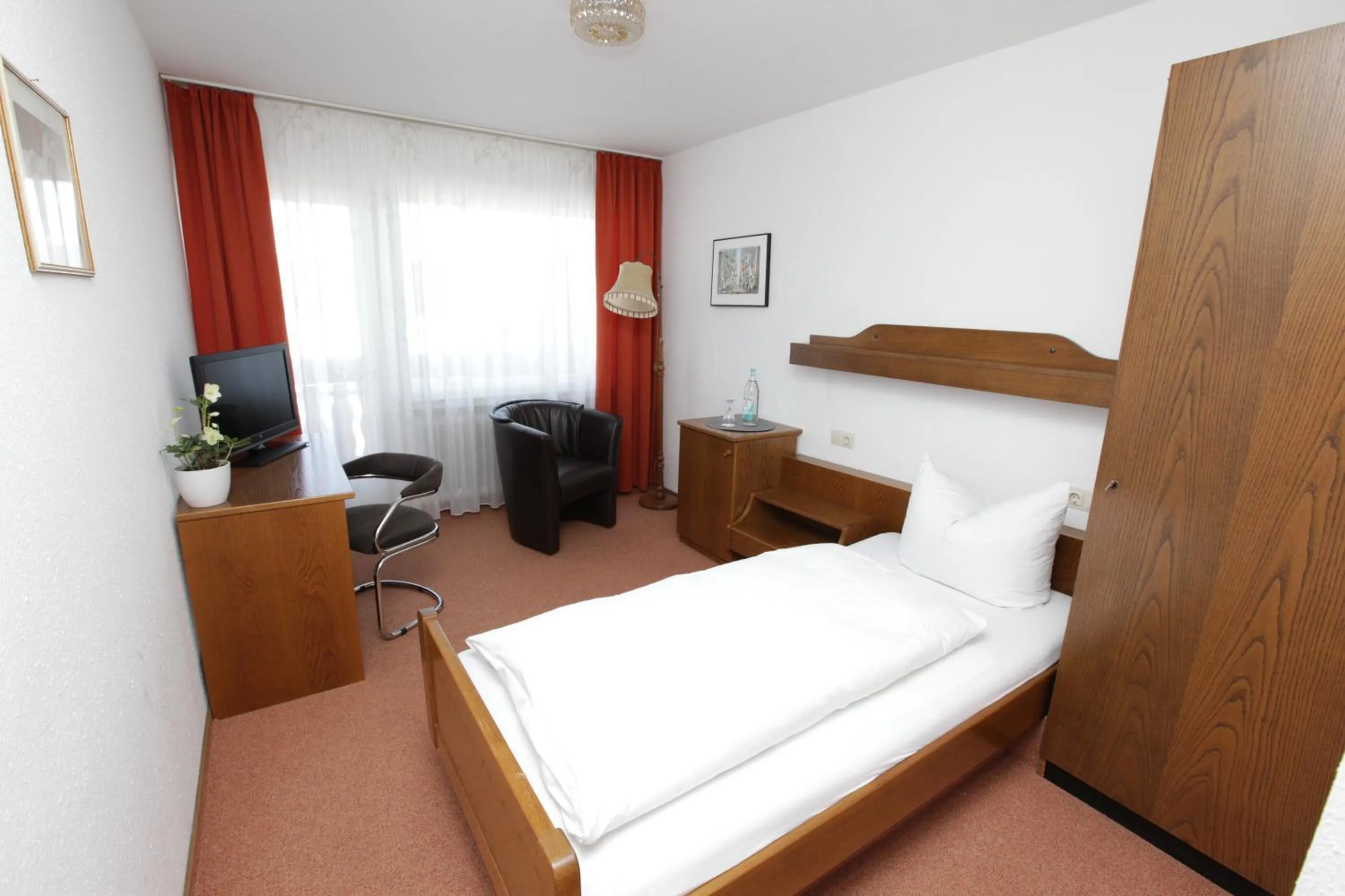 Day, Bed in Hotel an der Sonne & Restaurant Zum Schneiger
