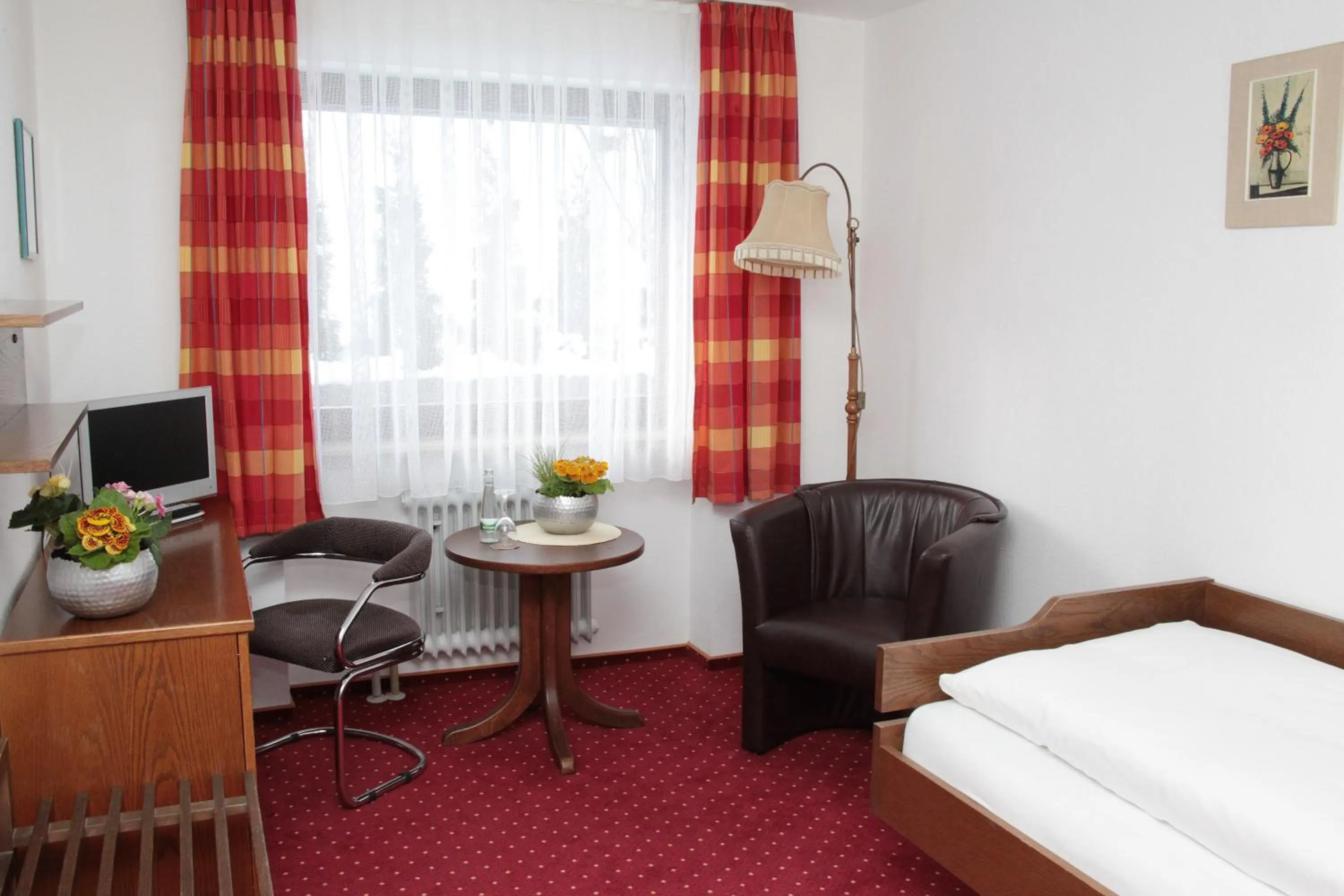 Photo of the whole room, Bed in Hotel an der Sonne & Restaurant Zum Schneiger