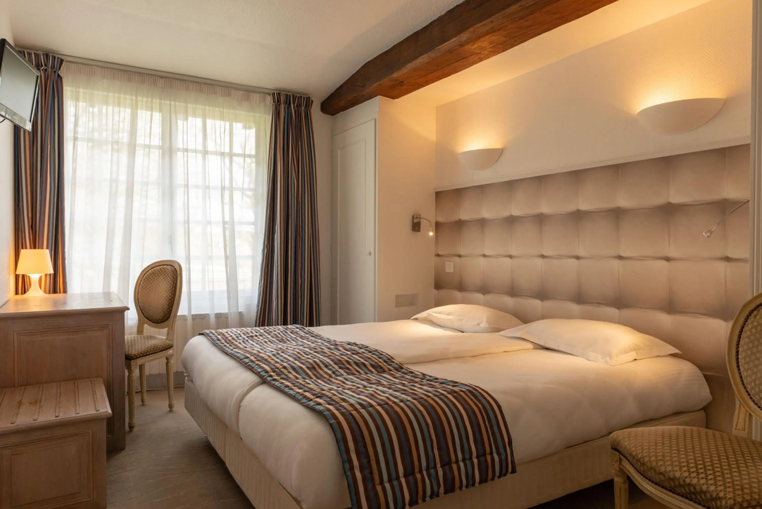 Bed in Hotel The Originals Château de Perigny