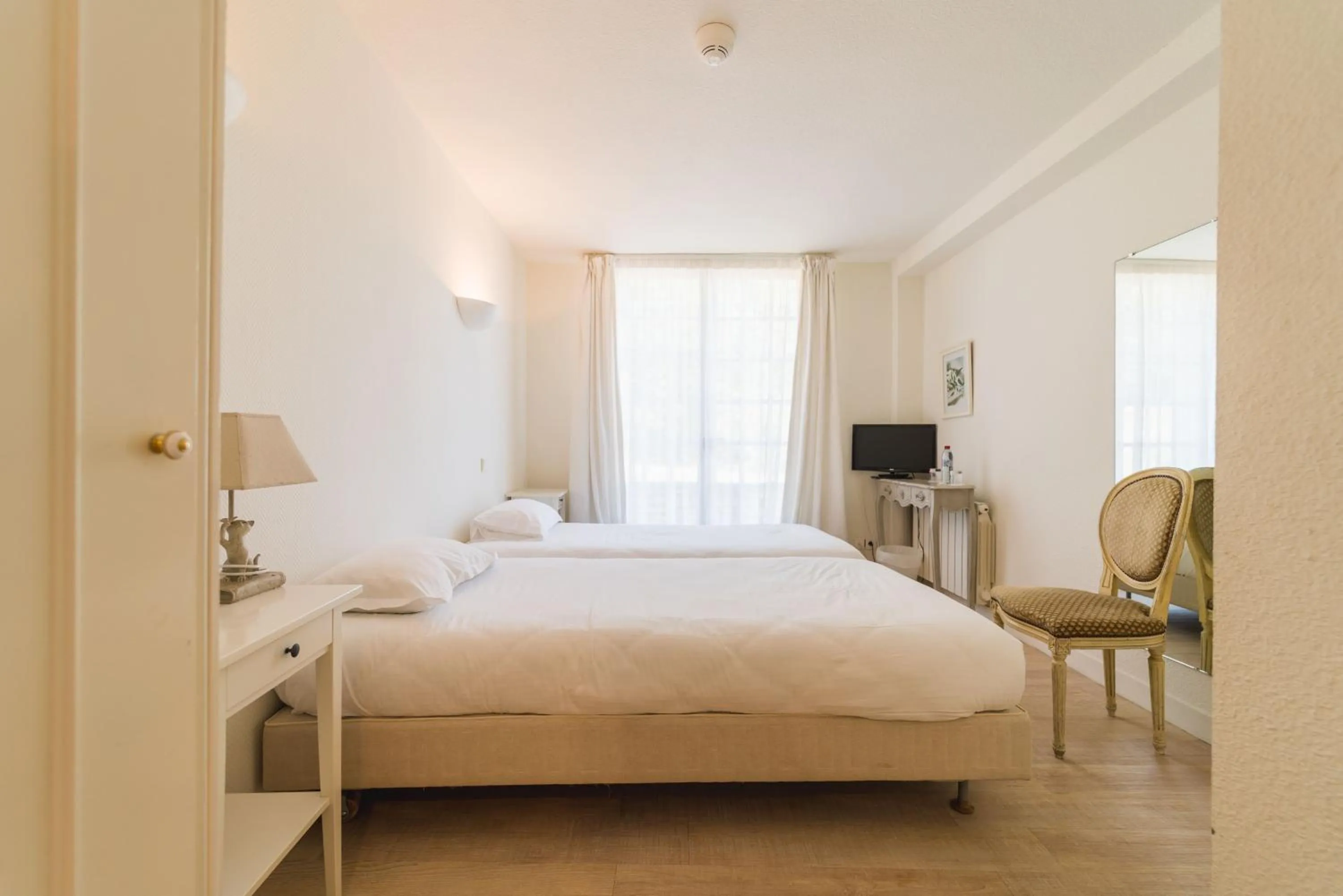 Bed in Hotel The Originals Château de Perigny