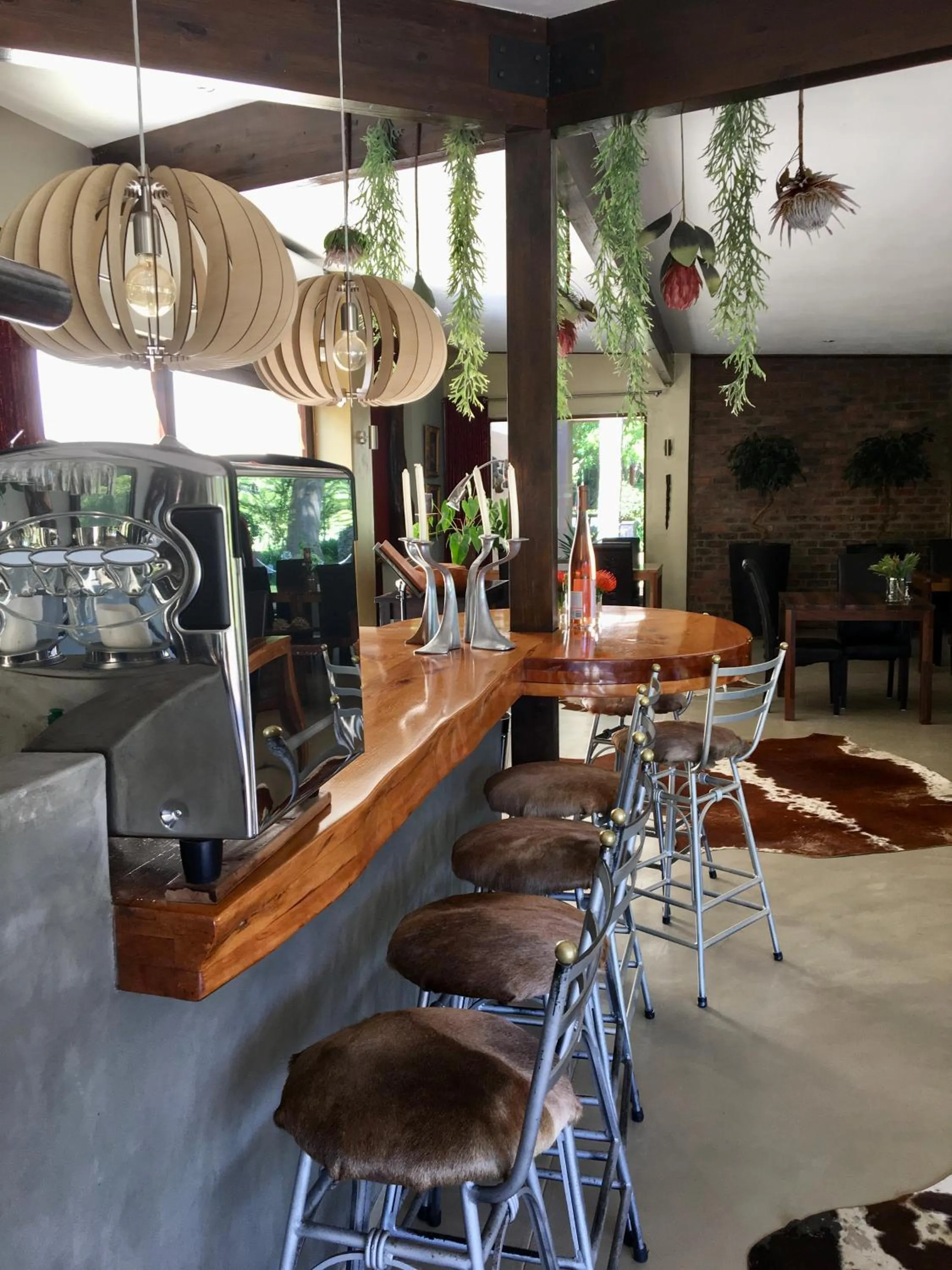 Lounge or bar in Lily Pond Country Lodge