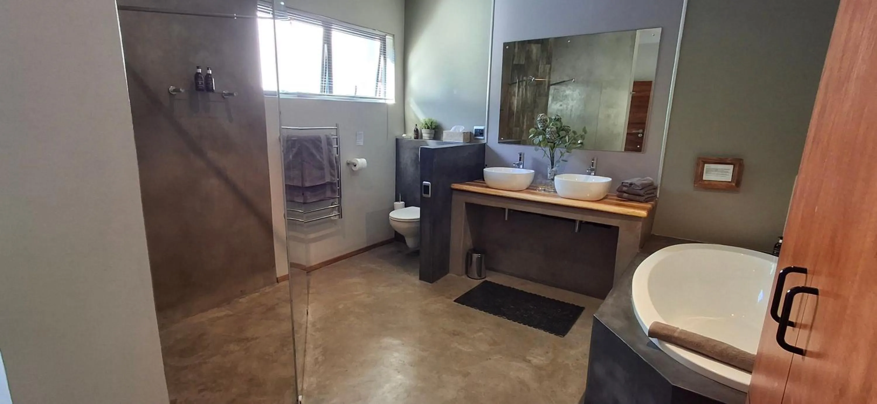 Shower in Lily Pond Country Lodge