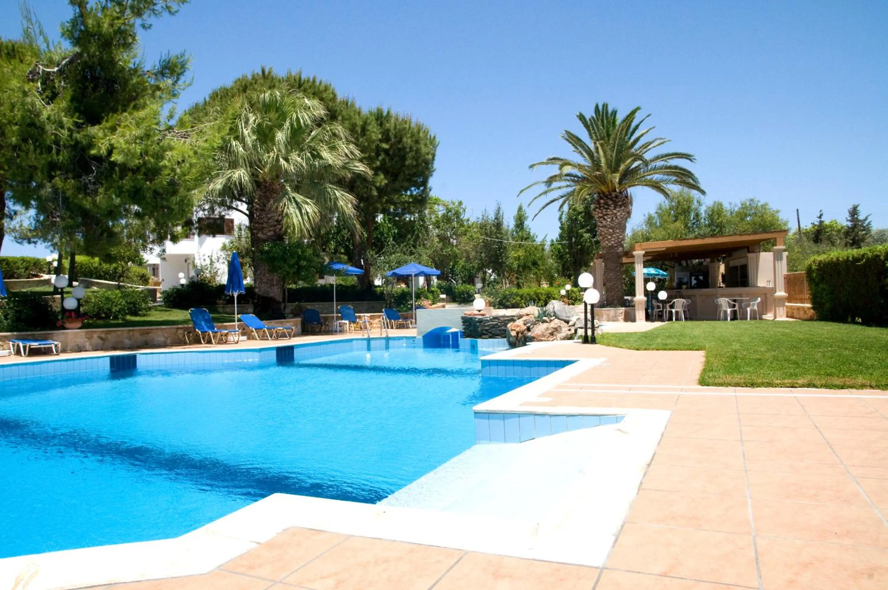 Swimming pool in Alianthos Suites