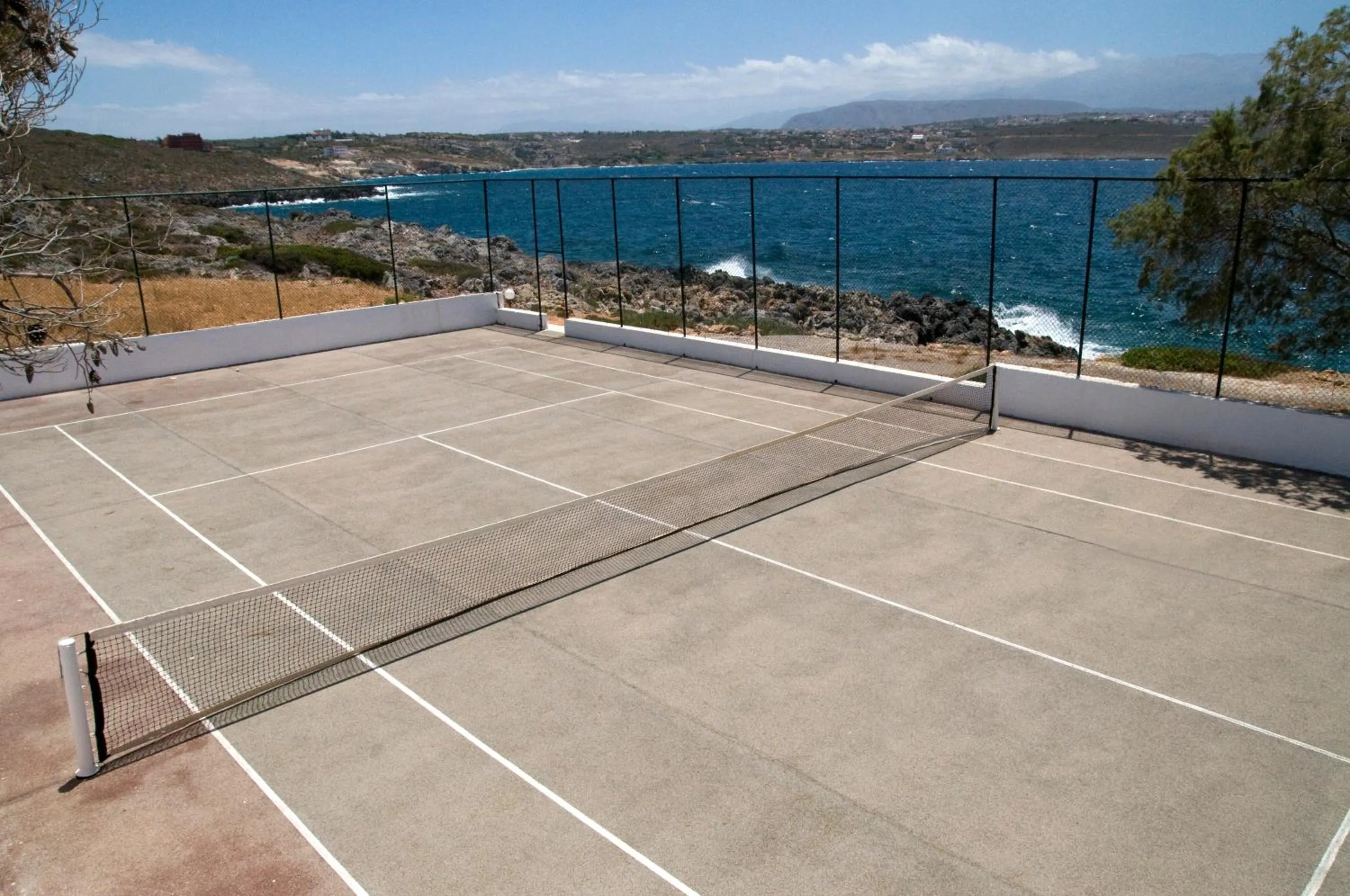 Tennis court in Alianthos Suites