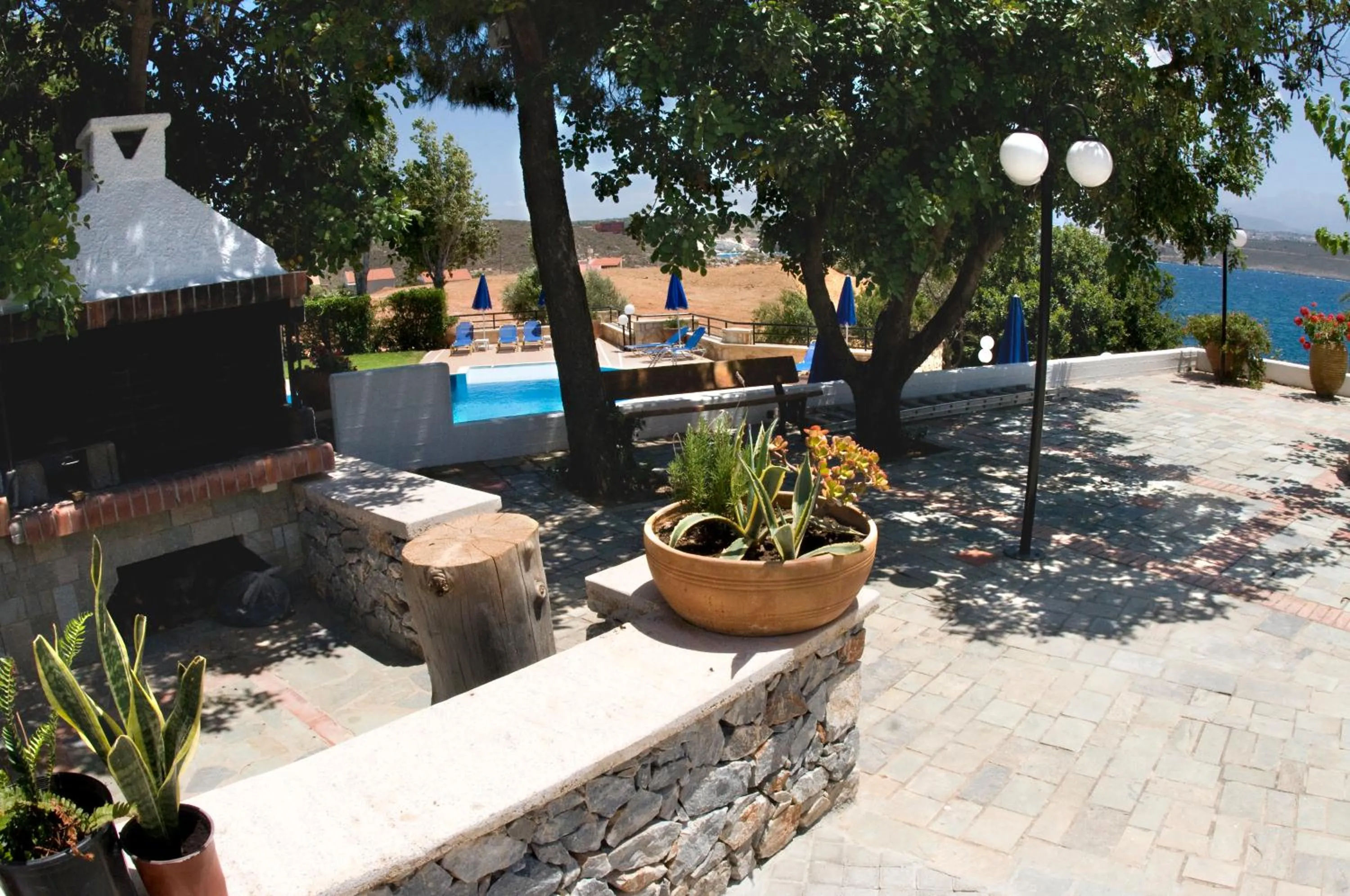 BBQ facilities in Alianthos Suites