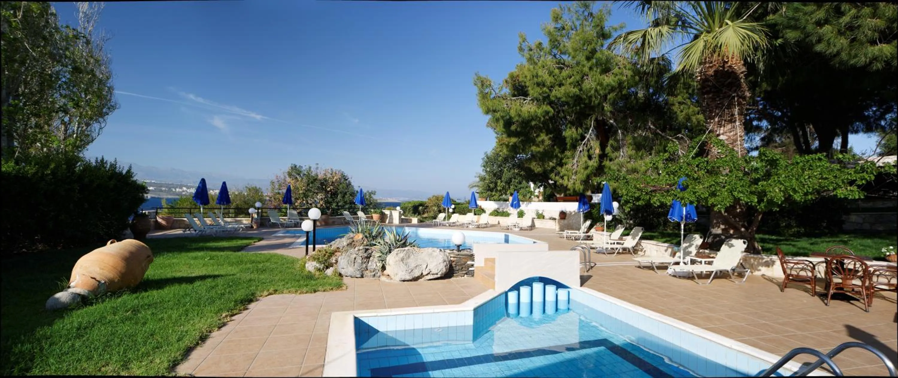 Swimming pool in Alianthos Suites