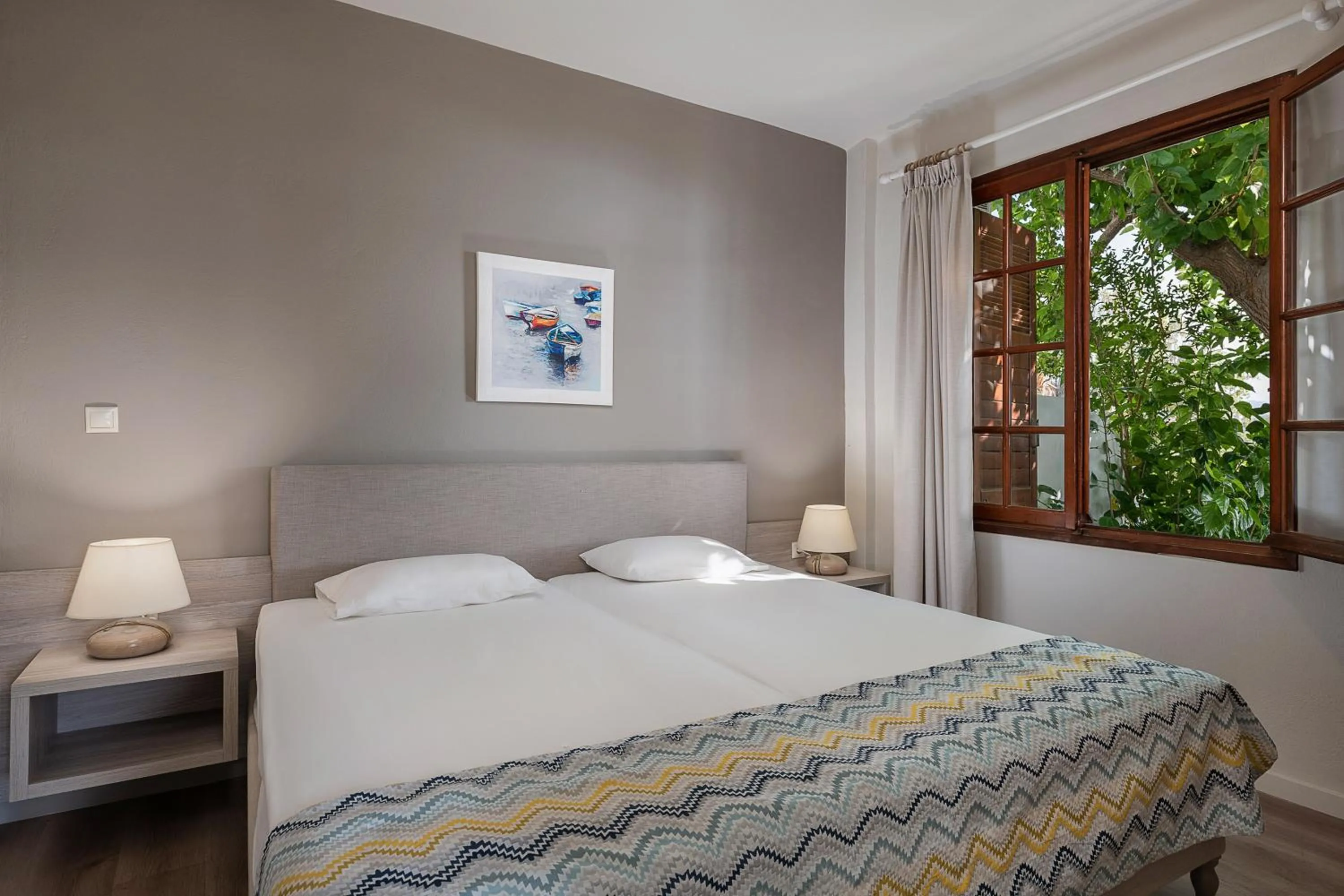 Bed in Alianthos Suites