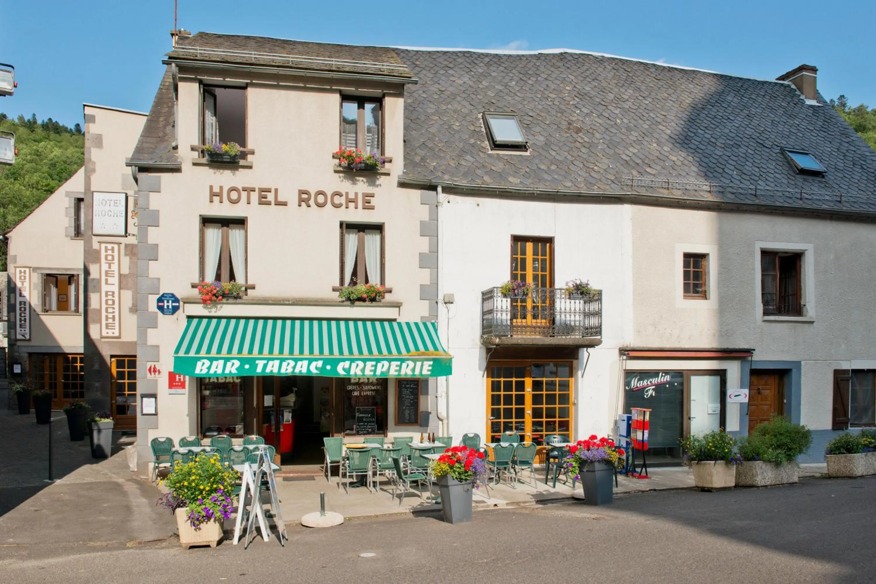 Property building in Auberge Le Cantou - Hôtel Roche