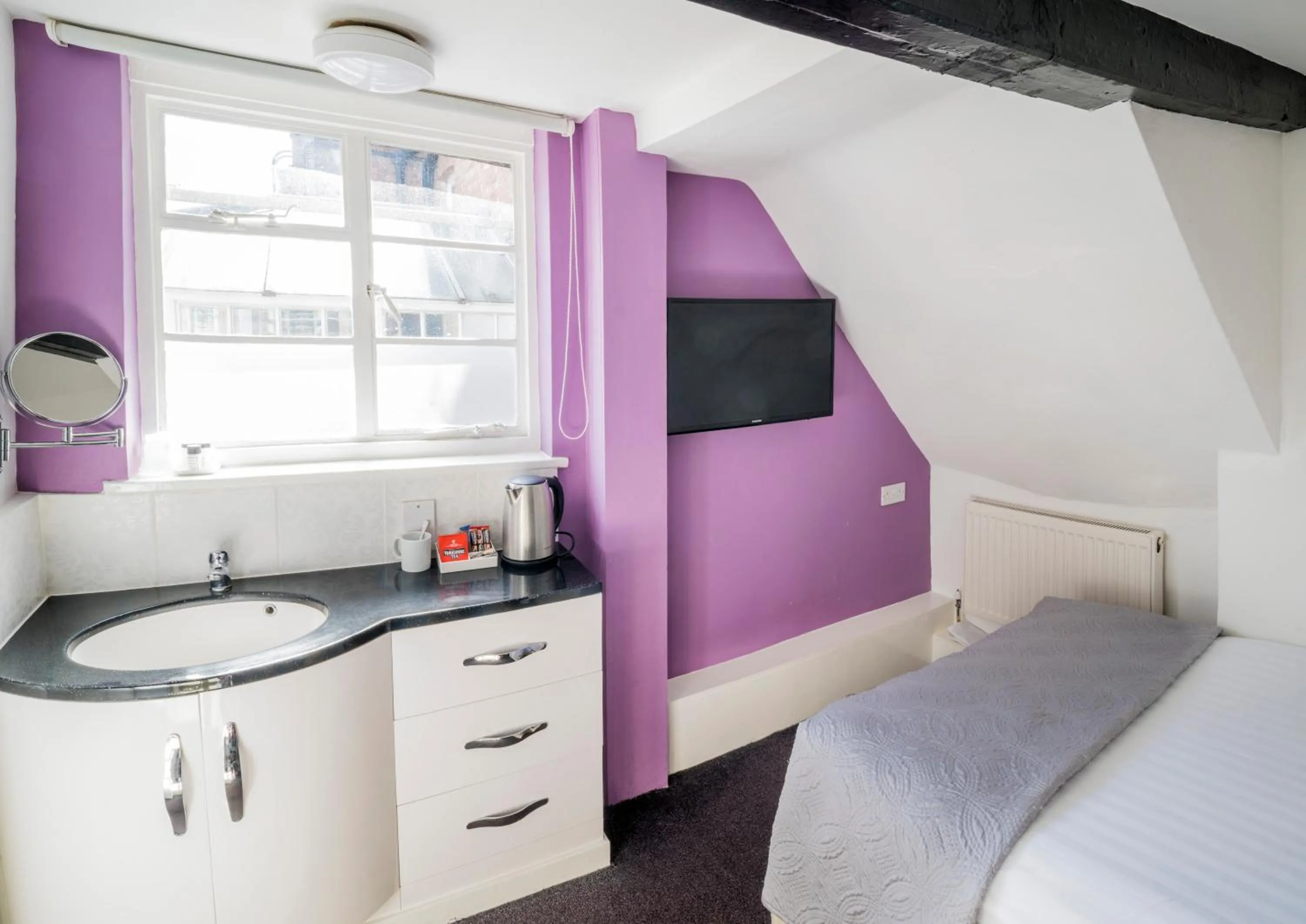 TV and multimedia, Bed in White Hart Hotel