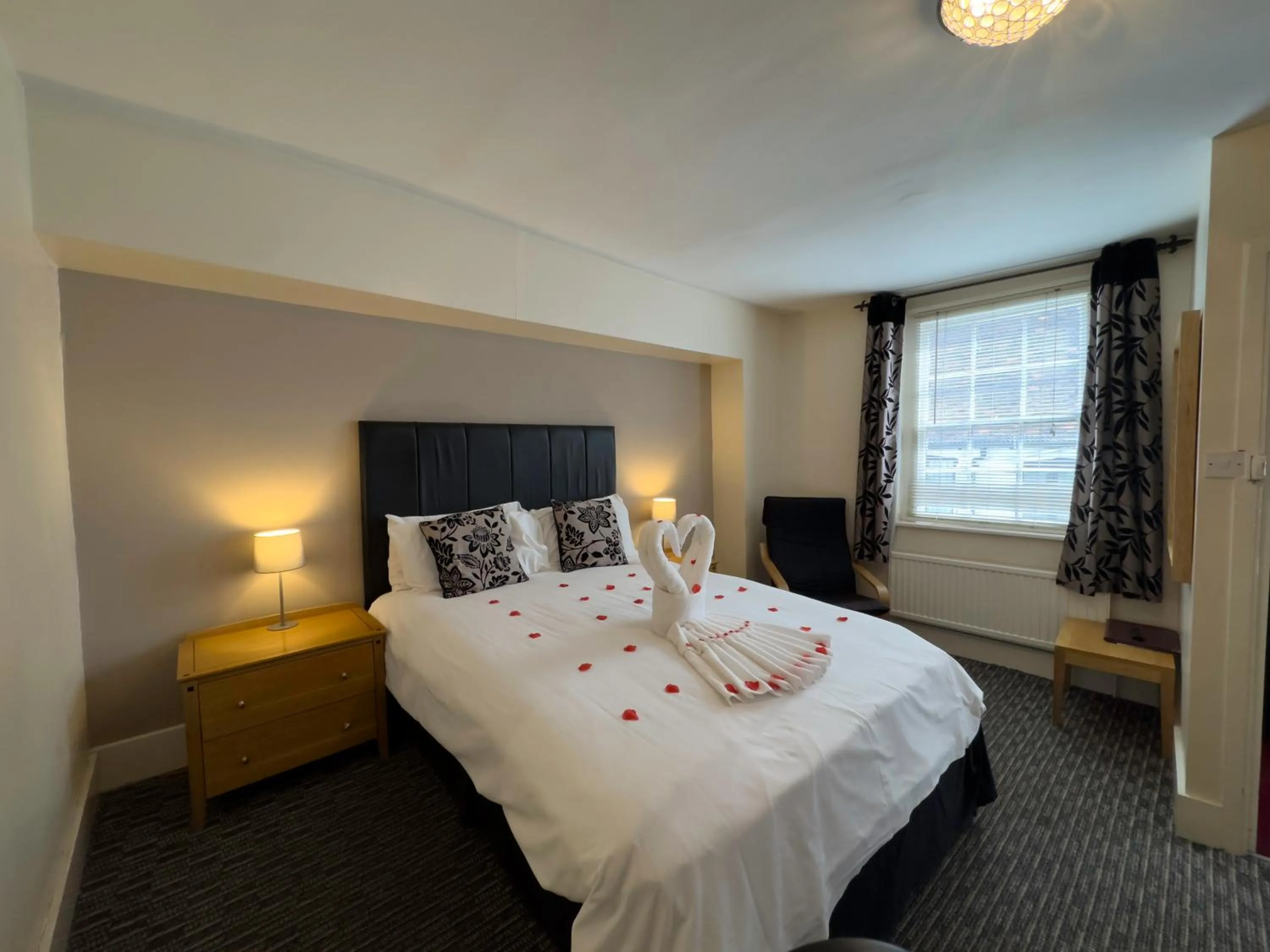 Bedroom, Bed in White Hart Hotel