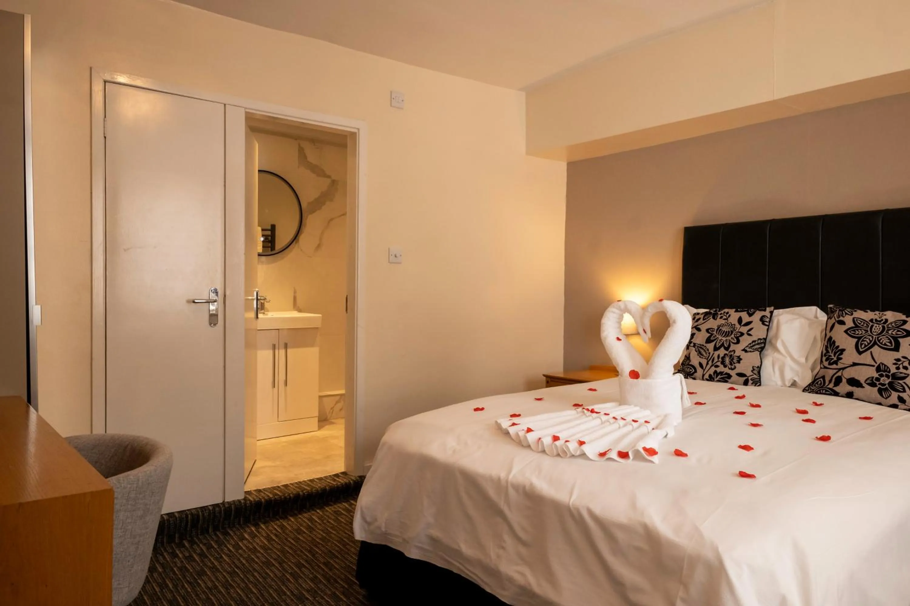 Bathroom, Bed in White Hart Hotel