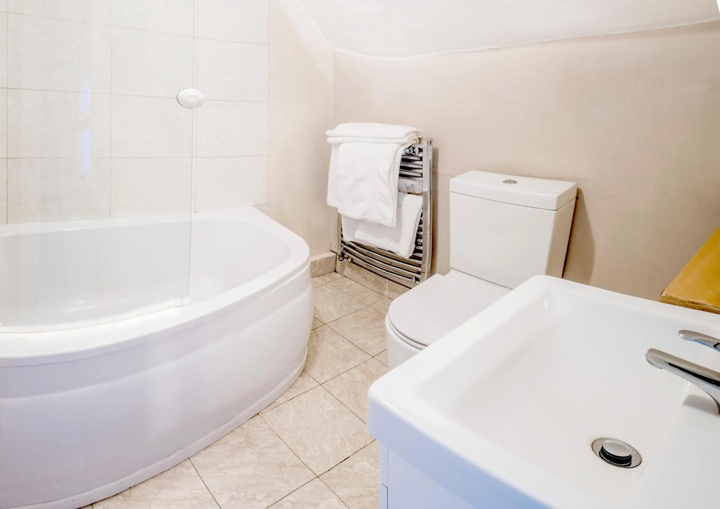 Bathroom in White Hart Hotel