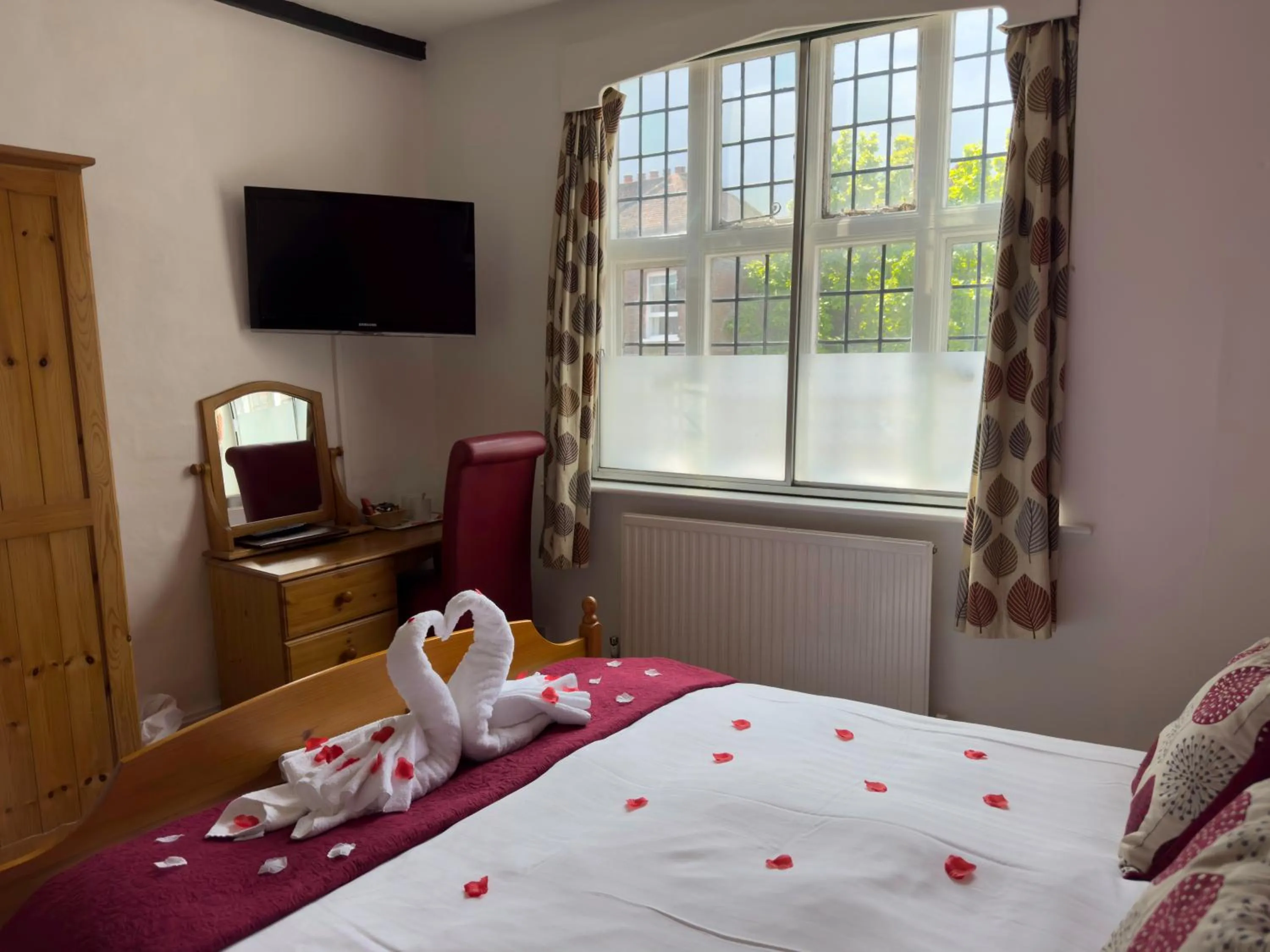 TV and multimedia, Bed in White Hart Hotel