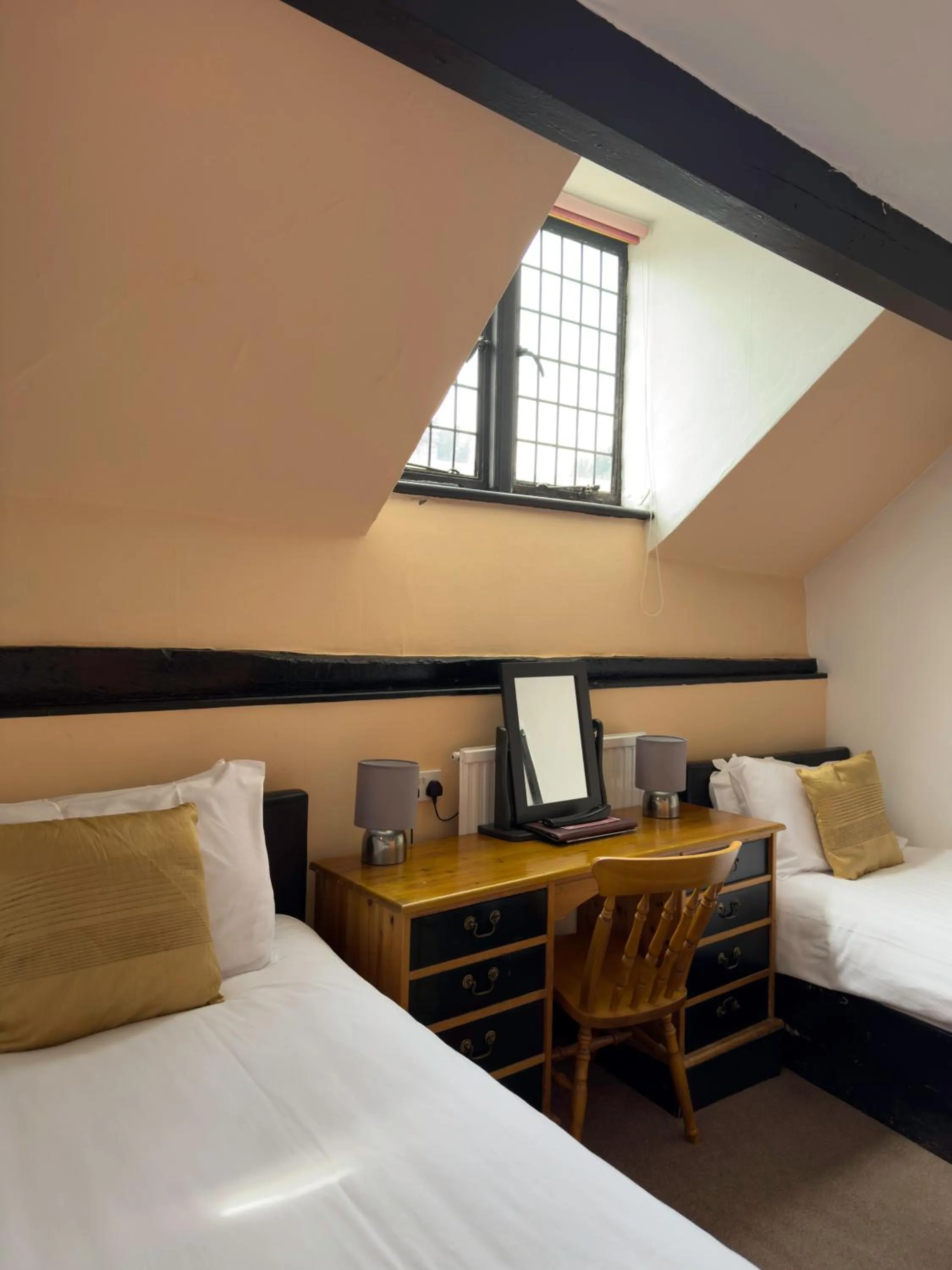 Bedroom, Bed in White Hart Hotel