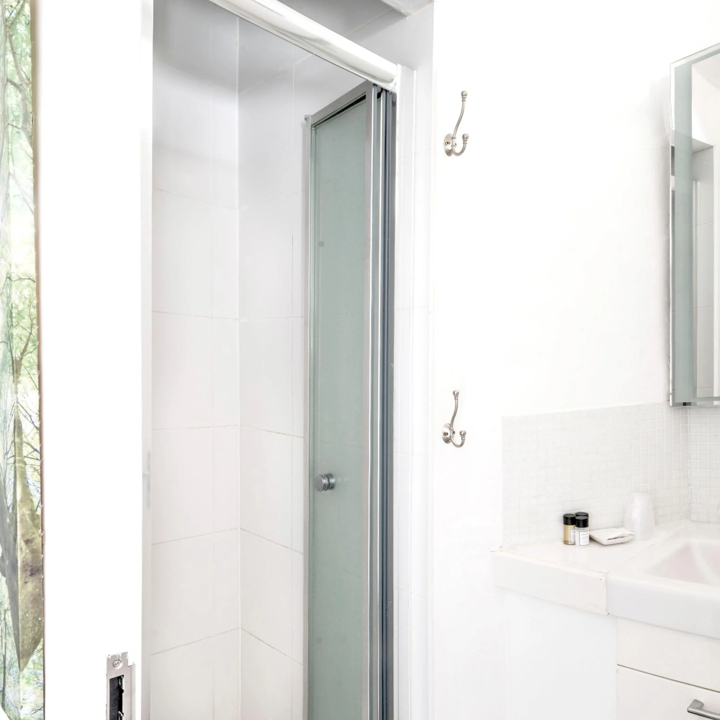 Shower in White Hart Hotel